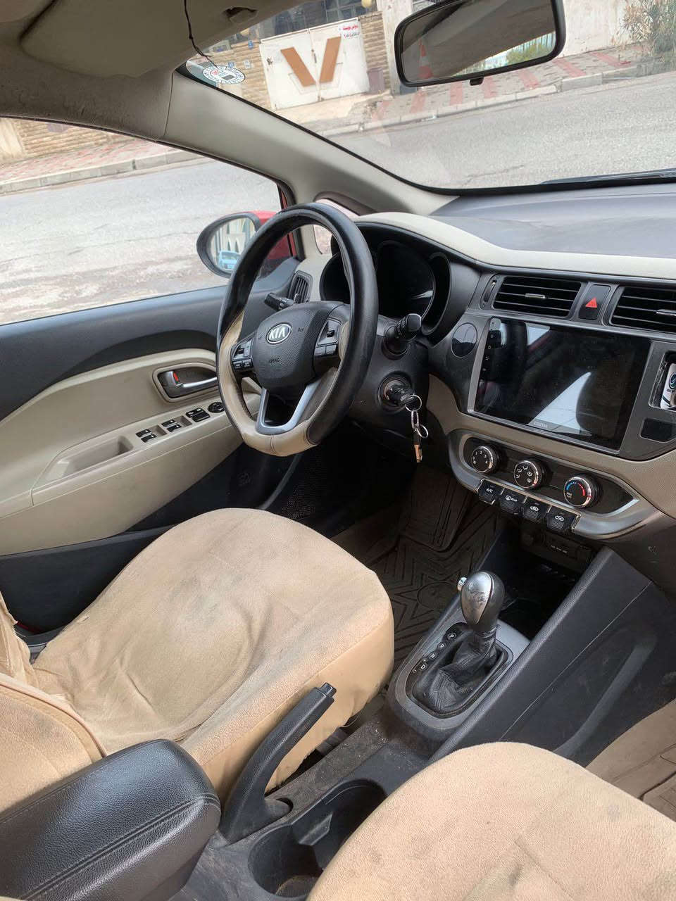 کیا ڕیۆ خلیجی 2013 
مەکینە 14 کرایتەوە بێ عەیب 
ڕۆیشتن 350 km 
ڕەقەم و سەنەوی نوێیە 
سندوق دوو بست سبوغ 
بستەک تەعدیل لە دەرگا 
بۆنیت و سەقفی کەمەک کاڵبونەوە 
بێ ناو گرتن ، بێ ئێڕباگ 

نـــــــرخ    ٨٨ وەرەقە
*********** أربيل, العراق
