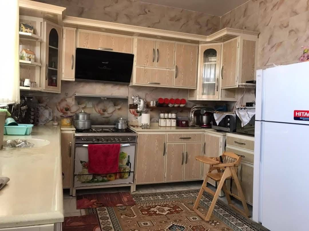 للبيع بيت ب36 مساحة 200 م ركن شارع 15 طابقين من جهة الحكم قريبا ع مدرسة صينيه بسعر مناسب بناء ٢٠١٦ مسلح  حر غير مطلوب ---------------------- 
*********** 
—————————

طابق الاول غرفتين وبراني وصاله ومطبخ وصحيات ومنور عدد 2 .

طابق الثاني غرفة كبيره ومخزن ..
