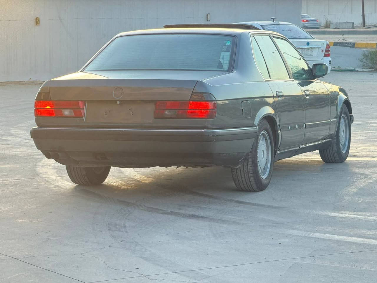 السعر 45 $$             ***********
بيئم موديل 1990 حجم 735 مكينه كير شرط تبريد شغال طخم أمامي خلفي جديد صبغ عام بدون دواخل رقم نينوى شرط التحويل رقم أخضر سنويه بيضاء مرسمه ومدفوع كمركها
