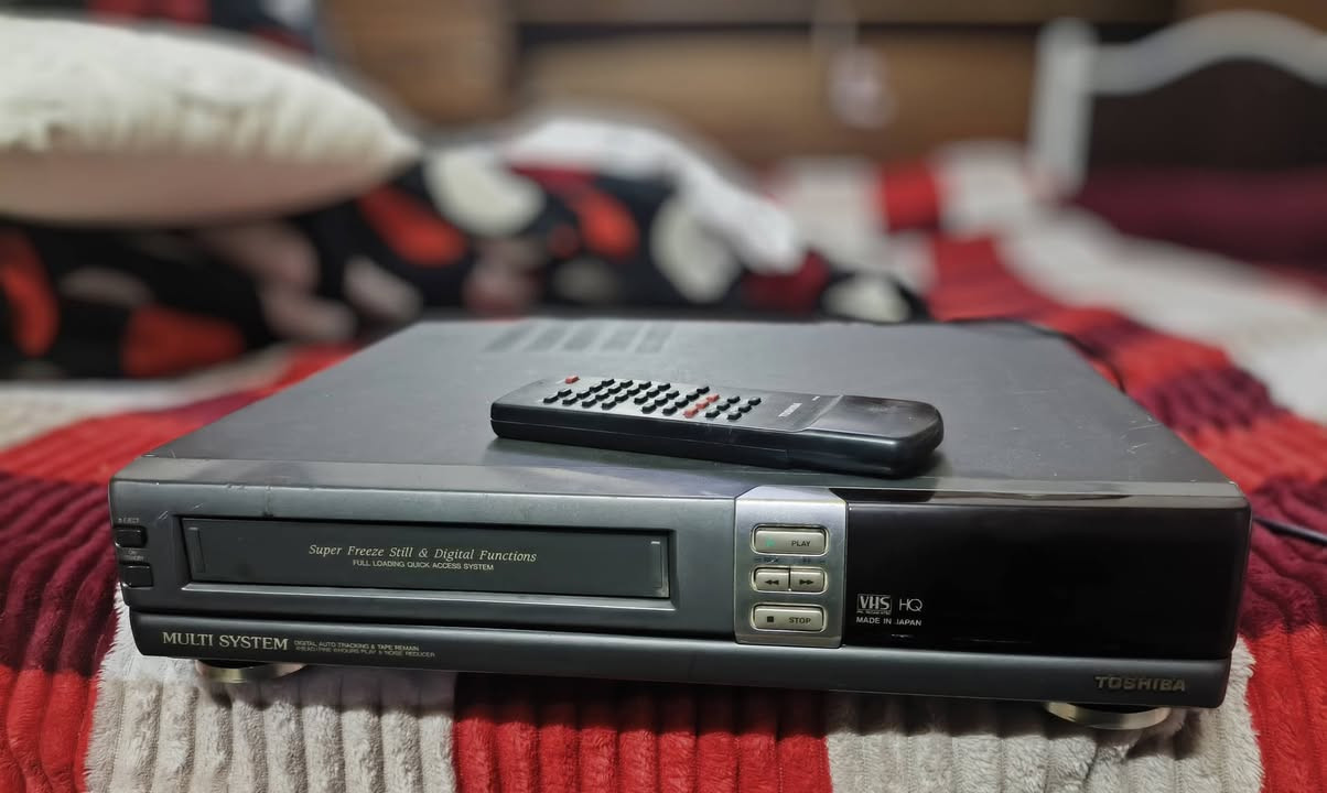 جهاز فيديو كاسيت كبير ماركه توشيبا غني عن التعريف مع ريموت اخو جديد داخل بلاد بي خلل بصوره مو واضحه تقديم ترجيع تشغل بس صوره مو واضحه 
يريد يراسني تحياتي


**إذا كنت صاحب هذا الإعلان وتريد حذفه لأي سبب، رجاءا أرسل رسالة إلى الدعم الفني**