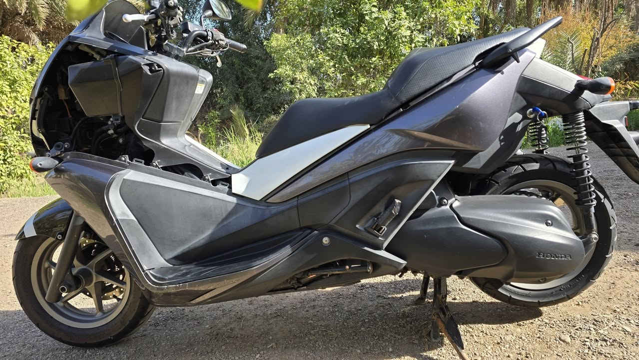 سلام عليكم سباب عندي دراجة هوندا فاز 0/11 موديل 2013 ماشية 67 ألف درجة كلش حلوه هواية سعر 12$ ورقة وبيهه مجال بصيط مكان دراجة بغداد المدان رقمي *********** غير متواجد على الفيس واتساب او تصال واني خادم
