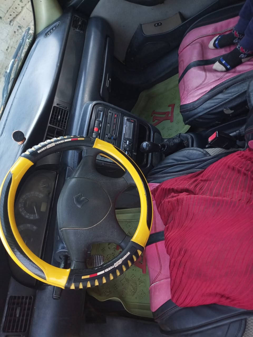 السلام عليكم سمند 2009 مصفره هيه وغرامات سنويه بسمي مكينه وكير جديده كهربائي كلها  شغاله تبريد ثلج تخم تايرات جديده باتري جديده بيها جاملغ امبدل مشط ستيرن عاطل السعر 27 وبيه مجال ***********
