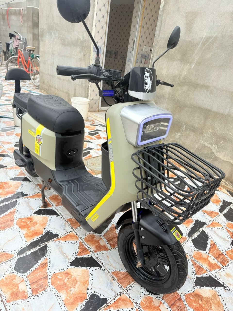 سلام عليكم مأطور R7لبيع السعر 500او بيه مجال دراجه حلوه اوكامله مكمله خمس بطاريات إلاستفسار هاذه رقمي ***********مكاني ديالى المقداديه
