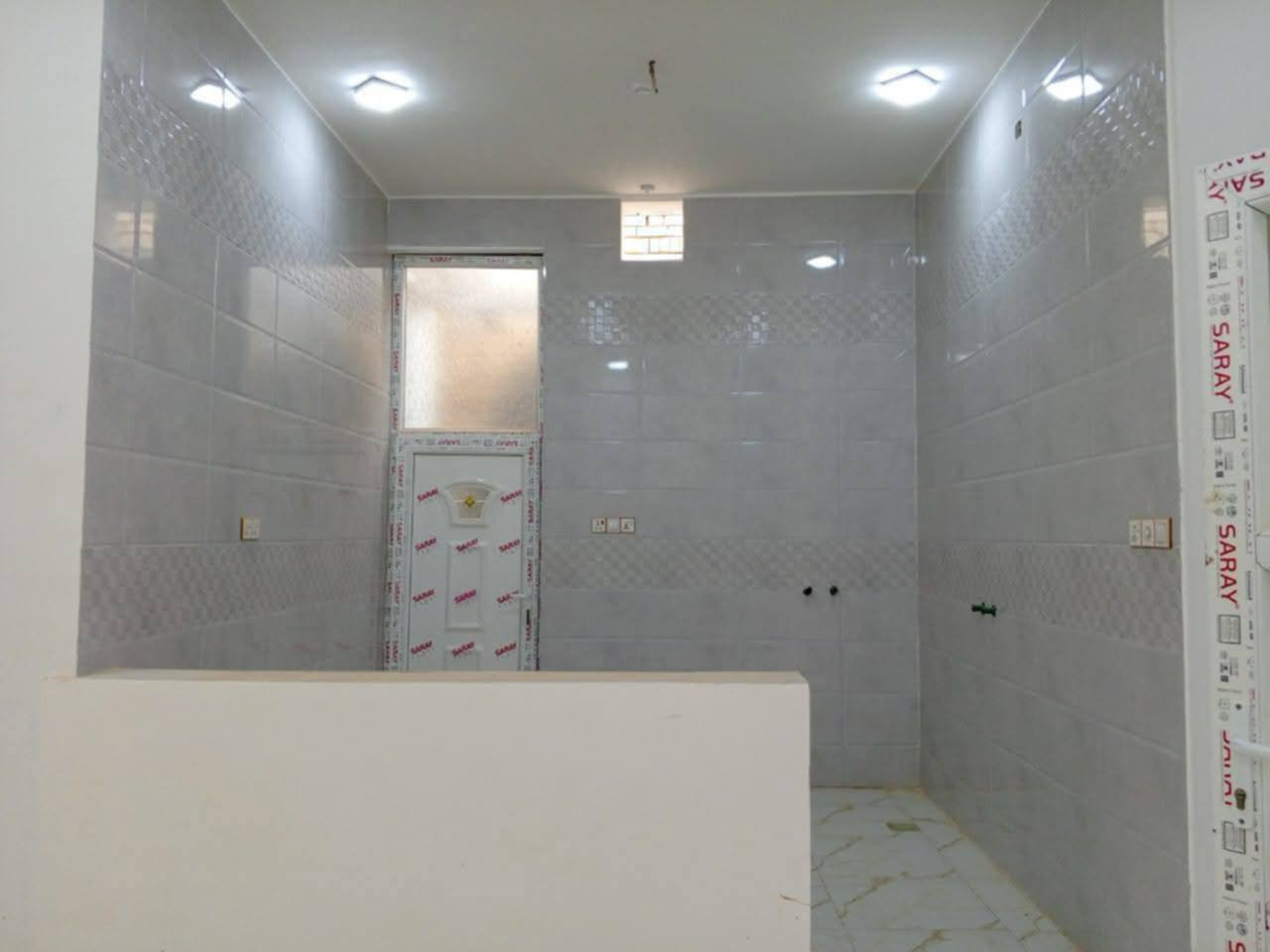 بيت للبيع حي الفداء شارع ابو لبنان فرع الصيدليه الي يم الدوريه بيت 100 خلفي بيت جديد بي غرفة وصالة ومطبخ واستقبال وحمام داخلي وتواليت خارجي السعر ٨٢ لتواصل ***********
