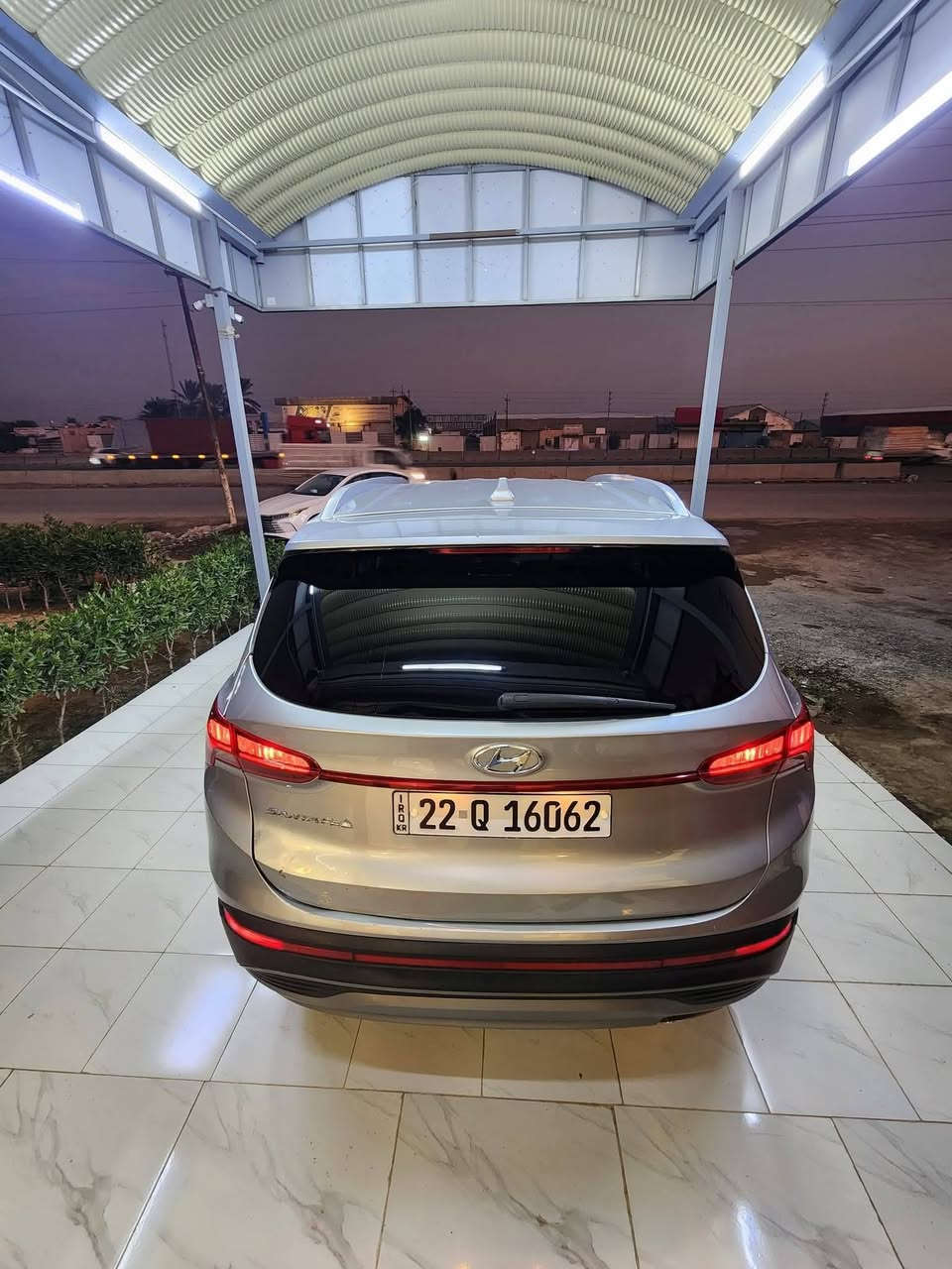 سلام عليكم للبيع فقط 
سنتافي موديل 2023 وارد امريكي 
فول مواصفات عدا الفتحه والفور ويل
حادثه صوره رقم شاصي مرفق فقط بنيد مصبوغ وبارد بحافه جاملغ بدون دواخل ولا ايرباك ولاتبديل مواصفاته 
بصمه تشغيل وابواب وتشغيل عن بعد 
5 راكب 
محرك ٢٥٠٠ تنفس طبيعي 
شاشه كبيره كامره دواره 
تحكم استيرن جهتين 
تبريد قطعتين كشن كهربائي سايق تدفئه بلكشن شاحن وايرلس وظعيات قياده اطفاء ذاتي اريل نفكيشن جنطه كهرباء وباقي مواصفات معروفه ماشيه ٦٠ مايل
رقم اربيل الدولي تحول مباشر وسياره جديده وجاهزه مابيه اي نقص
سعره 195 ورقه 
مكاني بغداد جكوك 
اي استفسار/ ***********
                  /***********
