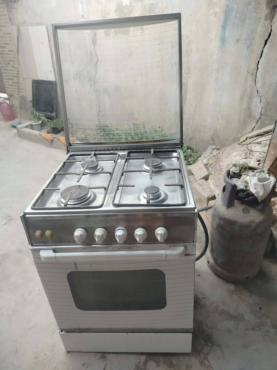 نالسلام عليكم عندي طباخ للبيع فريش مستخدم قليل اربع عيون ناره عاليه فرن وشوايه شغالات من نوع ثقيل صناعه كوري مصري سعره 150وبيه مجال الرقم ***********وموجود واتساب مكان ديوانيه الدغاره
