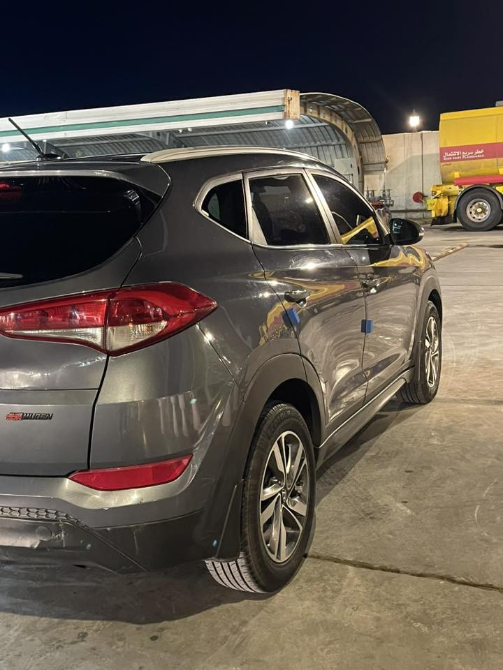 السلام عليكم توسان امريكي مديل2016 شكل ال17
بيها صبغ بنيد وبابين بدون دواخل 
كير محرك صدر تايرات جديد 
محرك 2000
مواصفات تحكمات جهتين كشن كهربائي بلوتوث تلث انضمة قيادة 
اشاير بالمري ويل كب 
رقم بغداد الدولي بسمي 
العنوان بغداد المشتل 
للتواصل ***********
