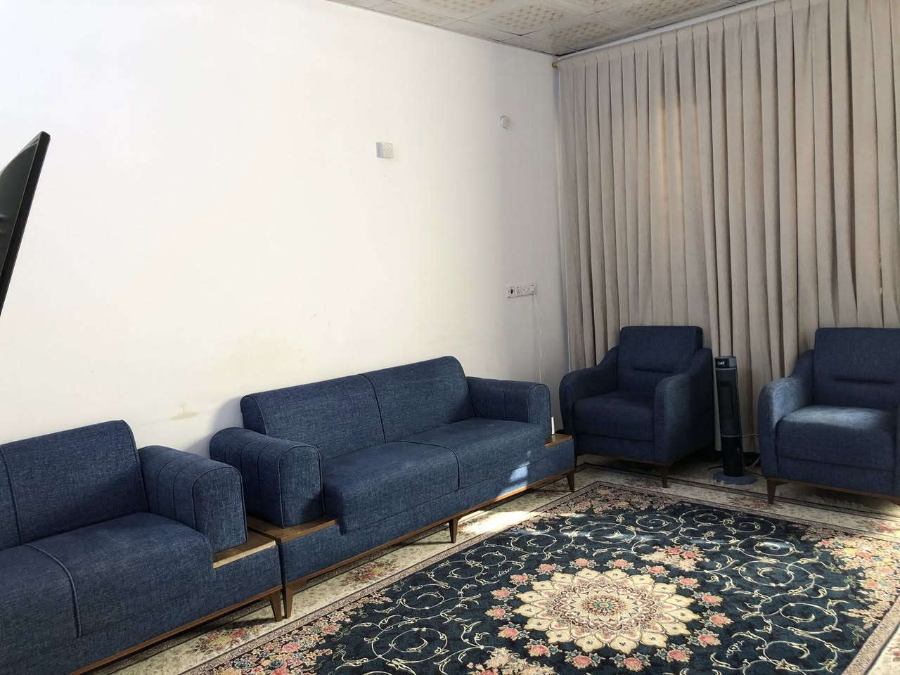 السلام عليكم تخم ٧مقاعد نظيف جدا سبرنك قبل اشهر اخذته سعره ٤٠٠الف مكاني الصابئات جسر الدوار رقم ***********
