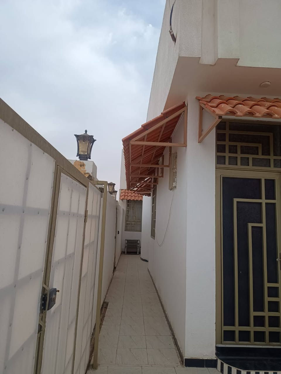 السلام عليكم..مكلف بالنشر..بيت للبيع بالصوب الكبير حي المصطفى ركن بناء جديد 4تواليتات 3 حمامات كراج غرفتين نوم كبيرة صالة كبيرة برانية كبيرة بيتونة كبيرة ***********
