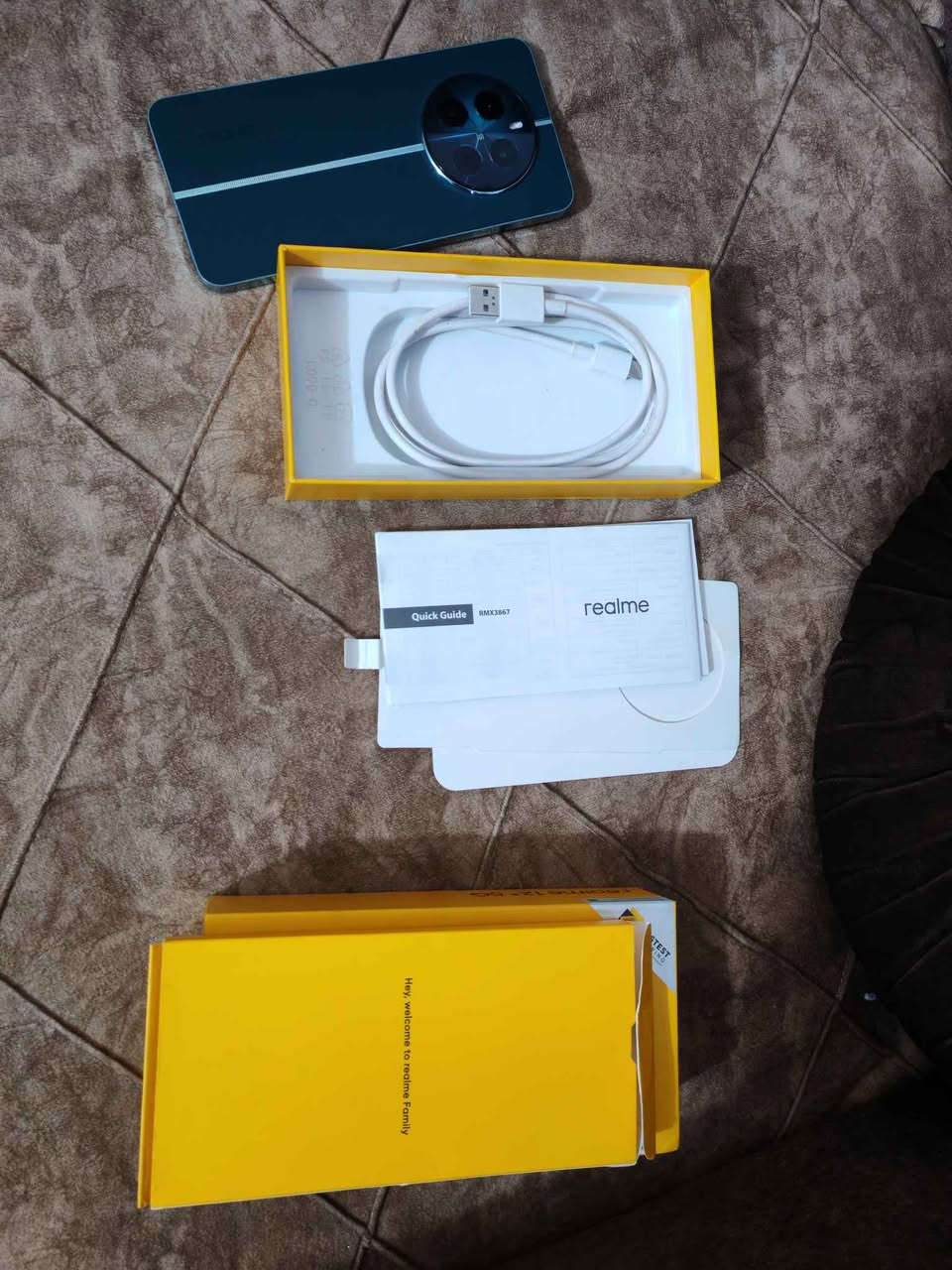 الشاشة: AMOLED بمقاس 6.67 بوصة، وبدقة FHD+. التردد: 120Hz
السطوع: يصل إلى 2000
و الظهر من الجلد الفاخر مع مقاومة رذاذ الماء والغبار (IP54).
المعالج: Dimensity 7050 5G أداء قوي
الرام: 12 جيجابايت (مع التخزين: 256 جيجا 
الكاميرا
الأساسية: 50 ميجابكسل بمستشعر سوني LYT-600 مع مثبت بصري OIS
واسعة: 8 ميجابكسل.
ماكرو: 2 ميجابكسل.
السيلفي: 16 ميجابكسل.
البطارية السعة: 5000 مللي أمبير.
سرعة الشحن: 67 واط (يشحن 50% في حوالي 19 دقيقة).سماعات ستيريو مزدوجة.
بصمة الإصبع مدمجة تحت الشاشة (تدعم قياس نبضات القلب).
يدعم منفذ السماعات 3.5mm.
الجهاز جديد بمعنى الكلمه  العسر 320 وبي مجال مكاني بغداد الزعفرانيه رقم الهاتف 
*********** بغداد, العراق
