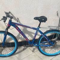 بايسكل جبلي للبيع  اللون ازرك  كامل ونضيف  غير مستعمل  الي يشتري يراسل...