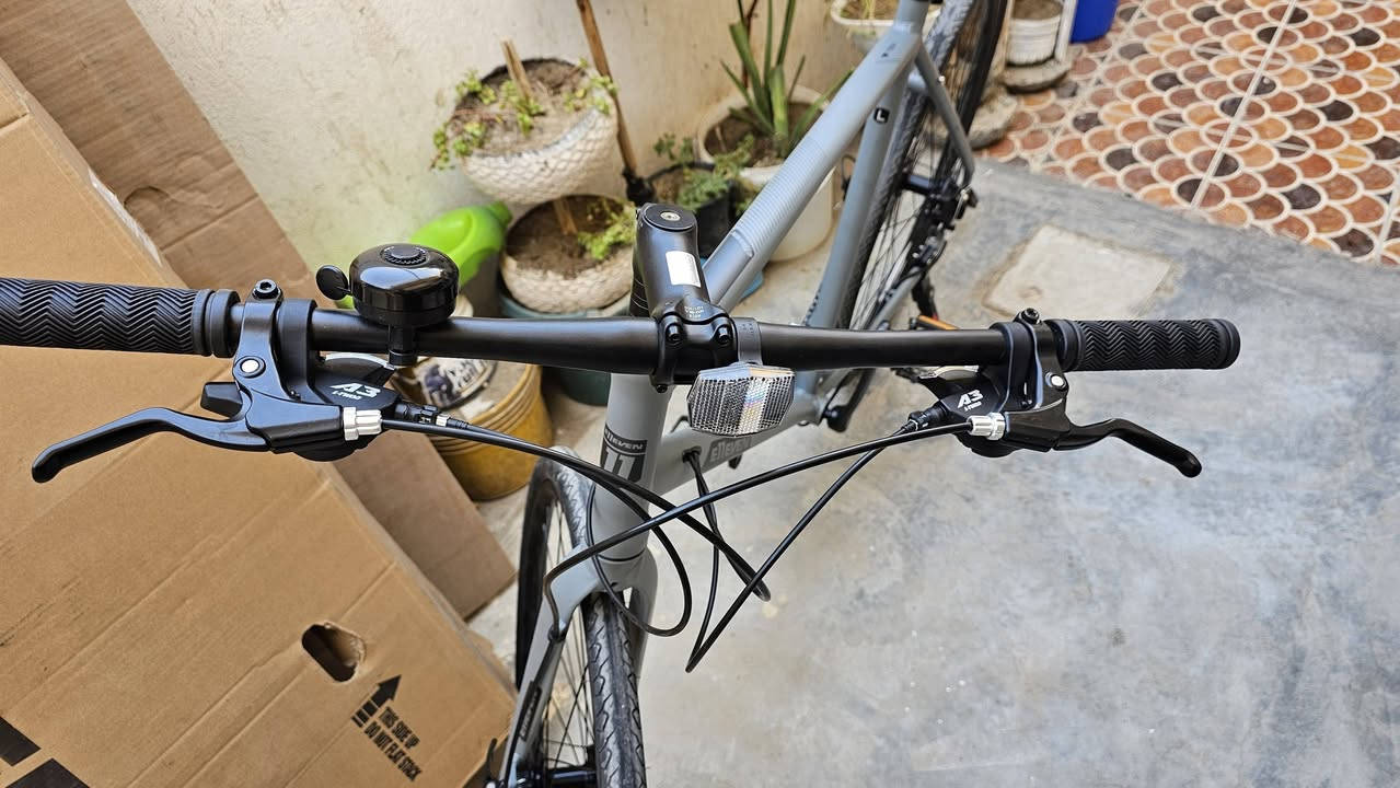 للبيع دراجة هوائية هجينة من نوع E11EVEN، وتتميز بالتالي

هيكل مصنوع من الألمنيوم وخفيف الوزن.

فرامل قرصية (Disc brakes) للأمان.

مقاس العجلات 28 بوصة، 

المكان بابل المسيب 
السعر 250 قفل مع الخوذة
 الخوذة ماركة والجون خفيفة جدا على الراس 
مستخدم شهر فقط 
***********
