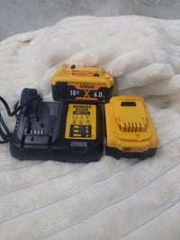 بطاريات ٢+ • شاحن ديولت • بريطاني