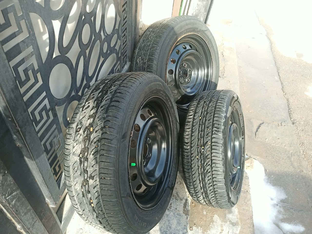 السلام عليكم  تايرات  حجم ١٦ نظافة90%
رايدهن ب٢٠٠ وبيهن مجال مكاني بغداد الدورة 
***********
