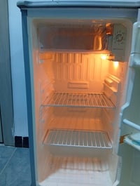 ثلاجة لبييع حجم صغير سعرها 75 الف و بيها مجال ‭0776 723 0698‬