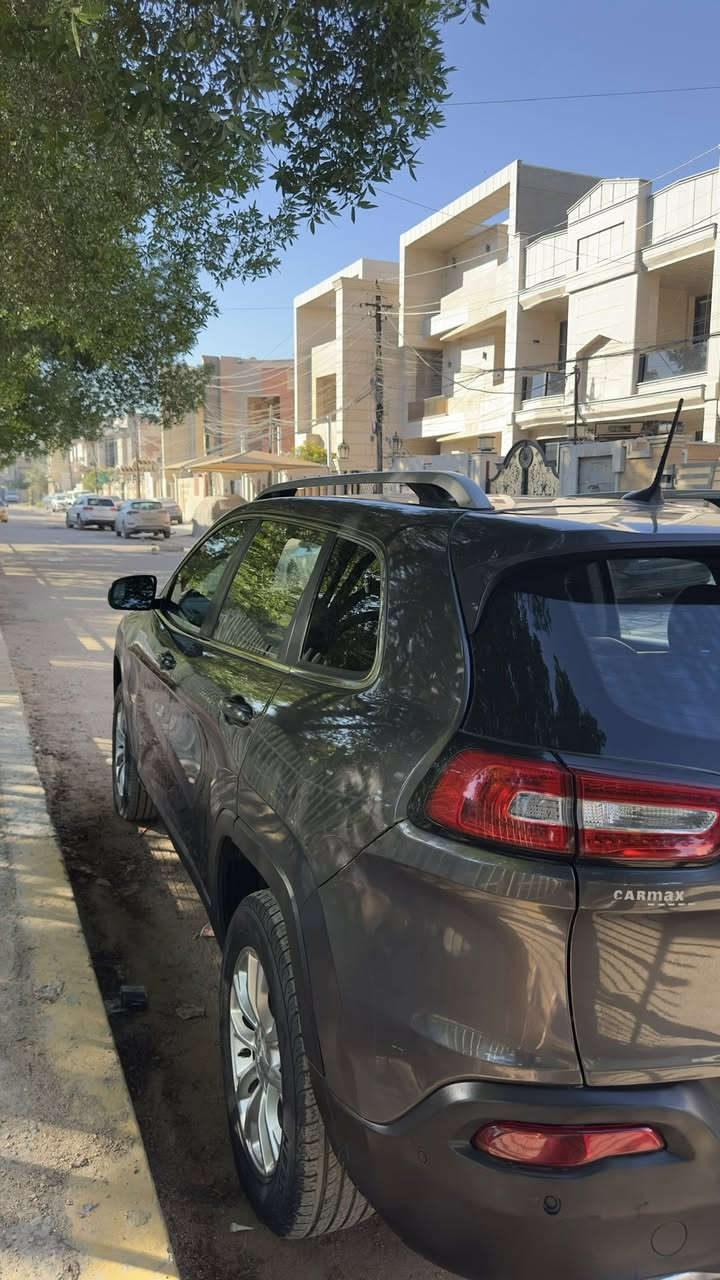 سلام عليكم
للبيع جيب شيروكي لمتد  ( بزون) موديل ٢٠١٨ فووووول مواصفات يعني فول مواصفات كلشي بيه 

وارد امريكي حادث جاملغ خلفي وباب صندوك بدون ايرباك

باب صندوك مبدل بلادي نفس اللون 

مكينة ستة سلندر مكفولة من الفتح وگير ٩ نمر 

سقف السيارة بانوراما على طول السيارة 

حساس امامي وخلفي ٣٦٠درجة

رادار قيادة + رادار مانع تصادم+ رادار جانبي مع تنبيه عند الاستدارة 

كشنات امامية تدفئة وتبريد 

وضعيات خزن لكشن السائق

رقم مشروع وطني تتحول باي محافظة والسيارة في بغداد 

وبعد اللمتد الفول مواصفات معروف 

للاستفسار والتواصل على الرقم (***********)

مكلف بالنشر 

السعر ١٤٠ ورقه
