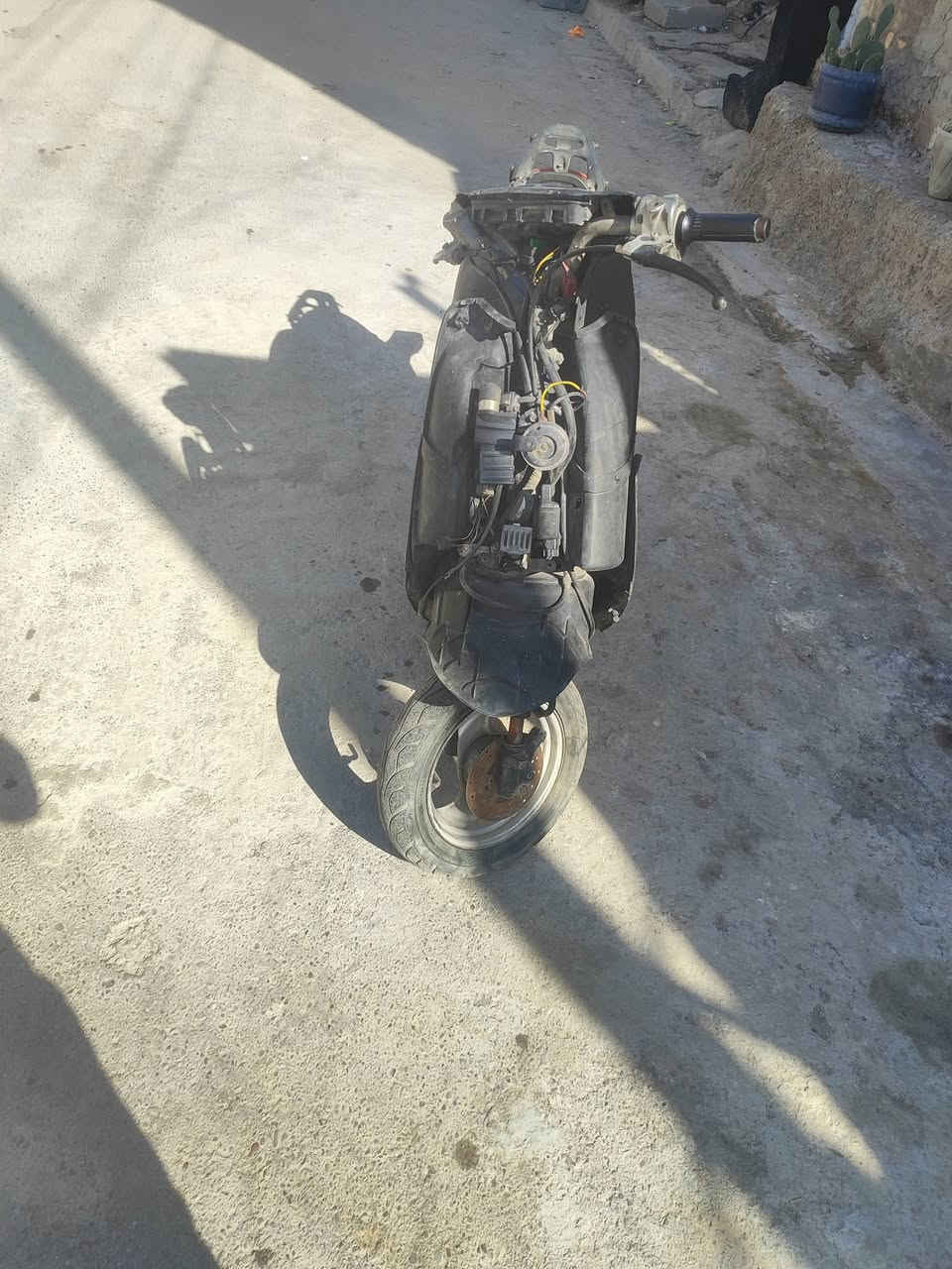 عصفورية للبيع 
شغالة مابيها شي 
مكاني الشعب ***********
ب100 وبيها مجال
