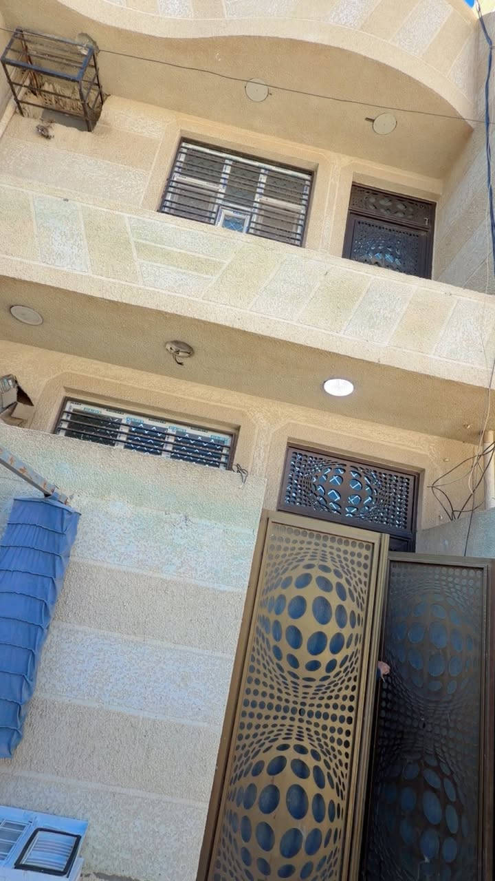 بيت 50 متر للأيجار منطقه التاجيات قرب المرور بيت جديد وجاهز غرفه نوم جبيره وغرفه زغيره للطفال وصاله ومطبخ وطرمه حمام خارجي داخلي بيت جديد ..
***********
