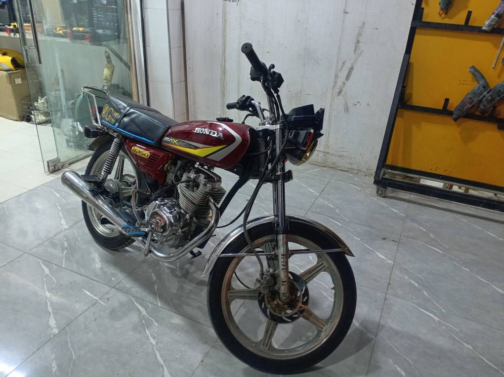 سلام وعليكم. ماتور إيراني رةقةم بةناوي خؤمة. هةموو شتيكي بةشةرتة.مةكينةي بةشي سةرةوةي كراوةتةوة. مةكينةي ١٥٠ي روبارة زؤر زؤر خاوينة.
سعر:10 وةرةقة
شوين. هةولير
*********** أربيل, العراق
