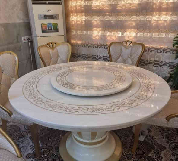 ميز طعام مرمر ثقيل جدا فخم جدا نظيف كلش ما بي اي ضرر. مرمر طبقتين ووياه كراسي عدد 6 .مشتريه من سما البيت بالكرادة المكان بغداد الكرخ ..توصيل ما عندي للاسف. سعر  الشراء مليون ونص وسعر البيع 850 الف  ..سبب البيع لان دا نشيل لغير بيت وما عندي مكان اله.***********
