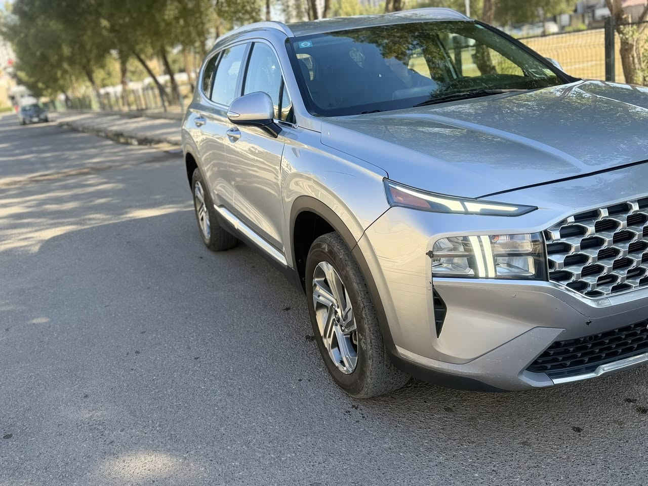 Hyundai Santa Fe 2022 الفئة SEL

🚗 المحرك والأداء

 • المحرك: 4 سلندر سعة 2.5 لتر
 • القوة: حوالي 191 حصان عند 6100 دورة/دقيقة
 • العزم: حوالي 181 – 182 lb-ft عند 4000 دورة/دقيقة
 • ناقل الحركة: أوتوماتيكي 8 سرعات
📊 استهلاك الوقود
✔ المدينة ~ 22–25 ميل/جالون
✔ الطريق ~ 25–28 ميل/جالون
(تتغير حسب الدفع AWD أو FWD)  

🪑 الراحة والداخلية
 • عدد المقاعد: 5 ركاب
 • مقاعد أمامية مدفأة (Standard في SEL)
 • مقود قابل للتعديل كهربائياً (على حسب السوق)
 • تكييف أوتوماتيكي ثنائي المناطق
 • نظام صوتي مع راديو HD
 • شاشة معلومات 8 بوصة مع Apple CarPlay و Android Auto
 • أربعة منافذ USB داخل السيارة  
شحن لاسيكي 

📱 التكنولوجيا والراحة
 • نظام معلومات وترفيه بشاشة 8″
 • دعم Apple CarPlay و Android Auto
‏ • Bluetooth للاتصال الهاتفي
 • مفتاح ذكي وبدء تشغيل بدون مفتاح
 • ممكن أن تزيد بعض الحزم مثل:
 • شاحن لاسلكي
 • شاشة عدادات رقمية 12.3″
 • باب خلفي يعمل بدون استخدام اليدين (Hands-Free Tailgate)  

🛡️ أنظمة السلامة

مجموعة أنظمة أمان قياسية تشمل:
 • الفرامل الأوتوماتيكية للطوارئ
 • كشف المشاة
 • تنبيه النقطة العمياء
 • التحكم بالمسار
 • تنبيه المرور الخلفي
 • نظام تثبيت السرعة الذكي Adaptive Cruise
الحادث السياره جاملغ مبدل اصلي 
والايرباك بس درگه وراجع سستم 
ماشيه 64 الف كيلو حقيقي 

العنوان بغداد الاعلام السيديه 
السعر المطلوب 220 ورقه وبيه مجال كلش قليل 
رقم الهاتف ***********
