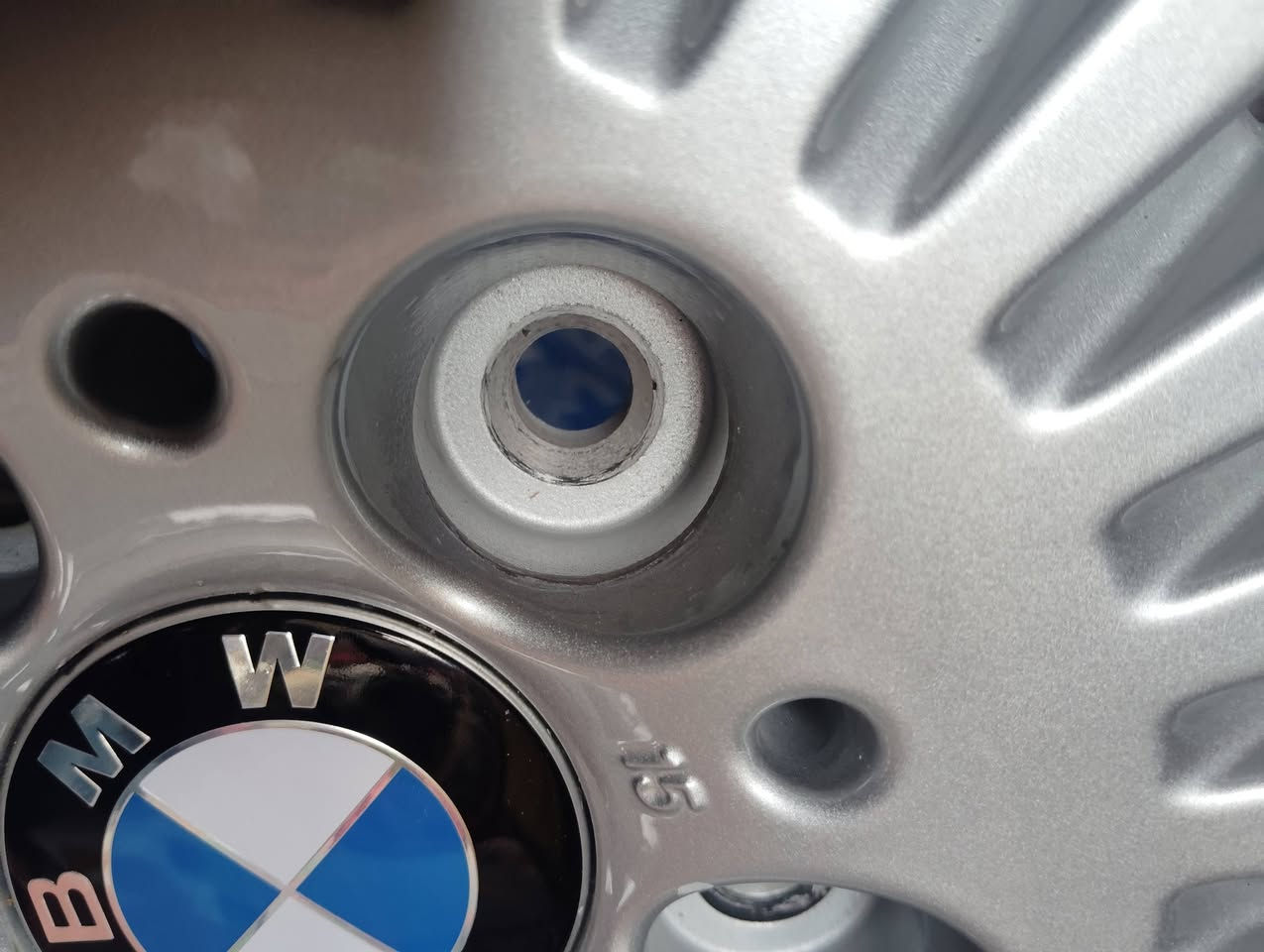 للبيع ويل باخره واحد فقط تك جديد ممشدود عله سياره هوه والتاير مالته جدد
سعر 150 وبي مجال قليل 
ممتوفر ع الفيس بس اتصال 
***********
***********
