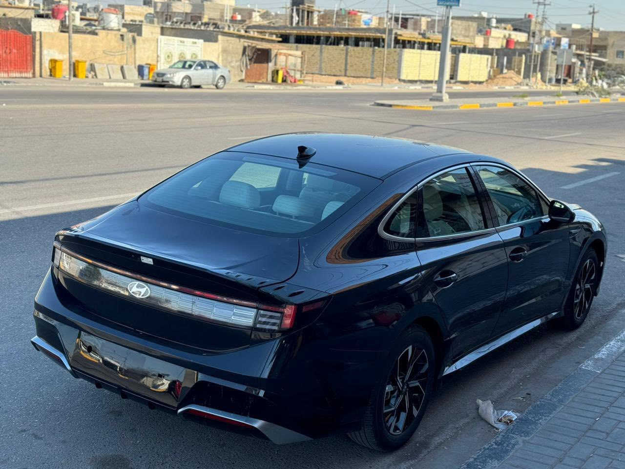 سوناتا موديل 2025 الشكل الجديد 
لونهة اسود  فئة Sel

 بدونً رقم تترقم جميع المحافظات 

 مواصفات Sel plus فول 

المحرك ٢.٥L تنفس طبيعي٢٥٠٠ 

الضرر  فقط بنيد ضربة سطحية 

بدون دواخل  بدون ارباك 

شواصي لغود كفالة عامه

'المواصفات _

 ـ تشغيل بصمه تشغيل عن بُعد البوب بصمه•إشارات بالمرايه •رادار امامي+رادارات جانبيه،خلفي•هاند بريك بصمه كشن السايق كهربائي دشبول إلكتروني كاميرا خلفيه دواره اوتو هولد معَ توقف ذاتي انظمه قياده صندوق ذكي /بصمه .لايت زينون عالي ناصي عدسه " لد امامي نهاري  بك لايت لد. تبريد قطعتين" للتواصل واتساب او الاتصال  على الرقم ***********  
مكان السيارة بالبصرة  

سعرها 177 ورقة جوة سوق
