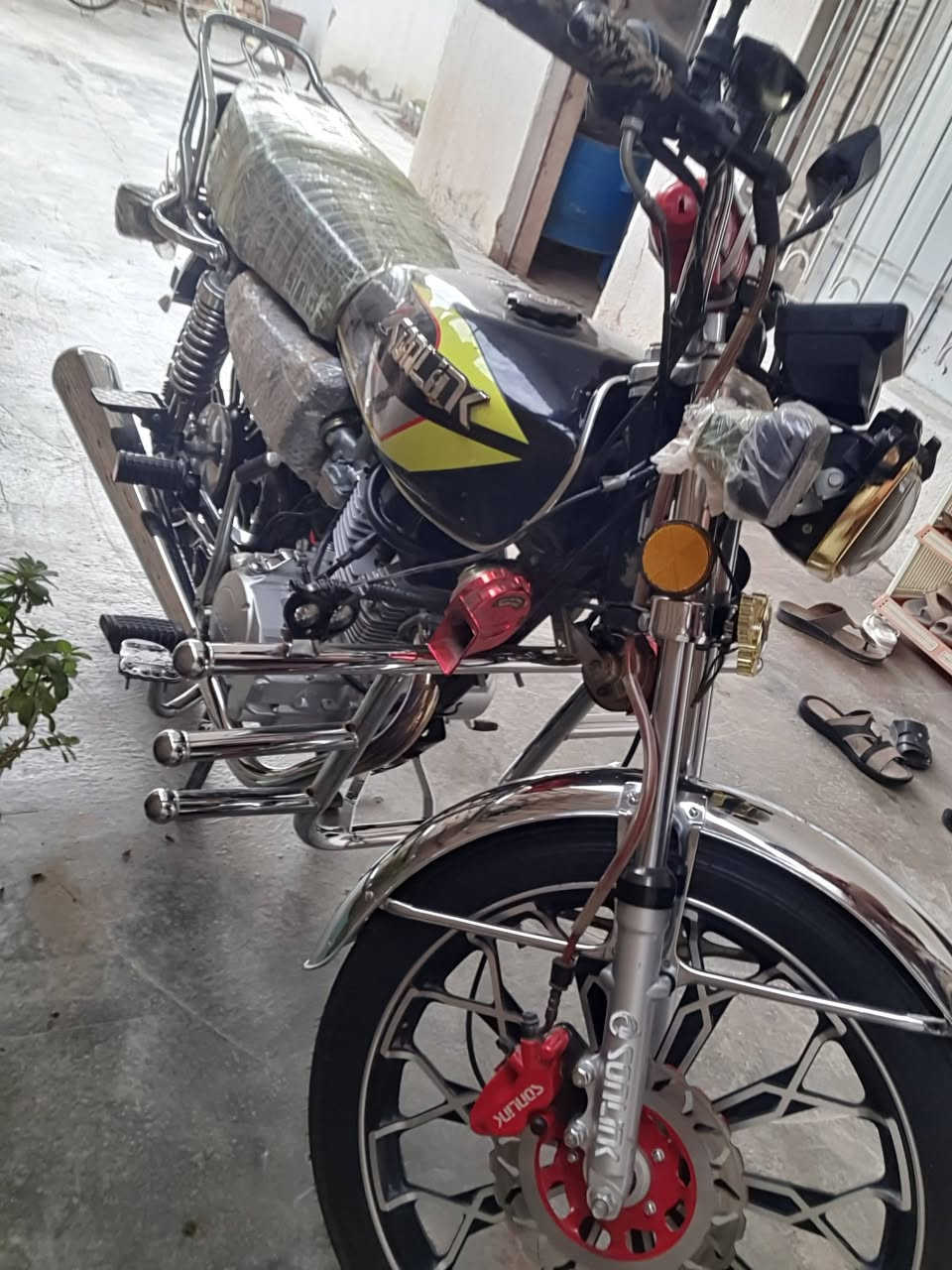 سلام عليكم دراجة سونك شرط نضافة١٠٠موديل ٢٤محرك٢٠٠استعمال قليل حلوة تايرات شركة بلاجكتورأت وهورنات ام بي ثري ونشرات السعر٧٠٠مكان المقدادية ***********
