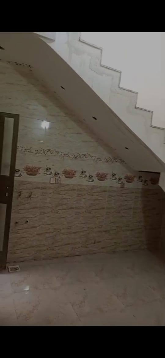 السلام عليكم بيت 100 مساحته لأيجار فوك البيت يوجد مؤجر بيت في مدخلين اسقبال حولي مطبخ غرفت نوم حمام مشترك توليت خارجيه عنوان البيت كفأات وره شيخ سردي ثالث فرع رقم الهاتف *********** اتصال واتساب
