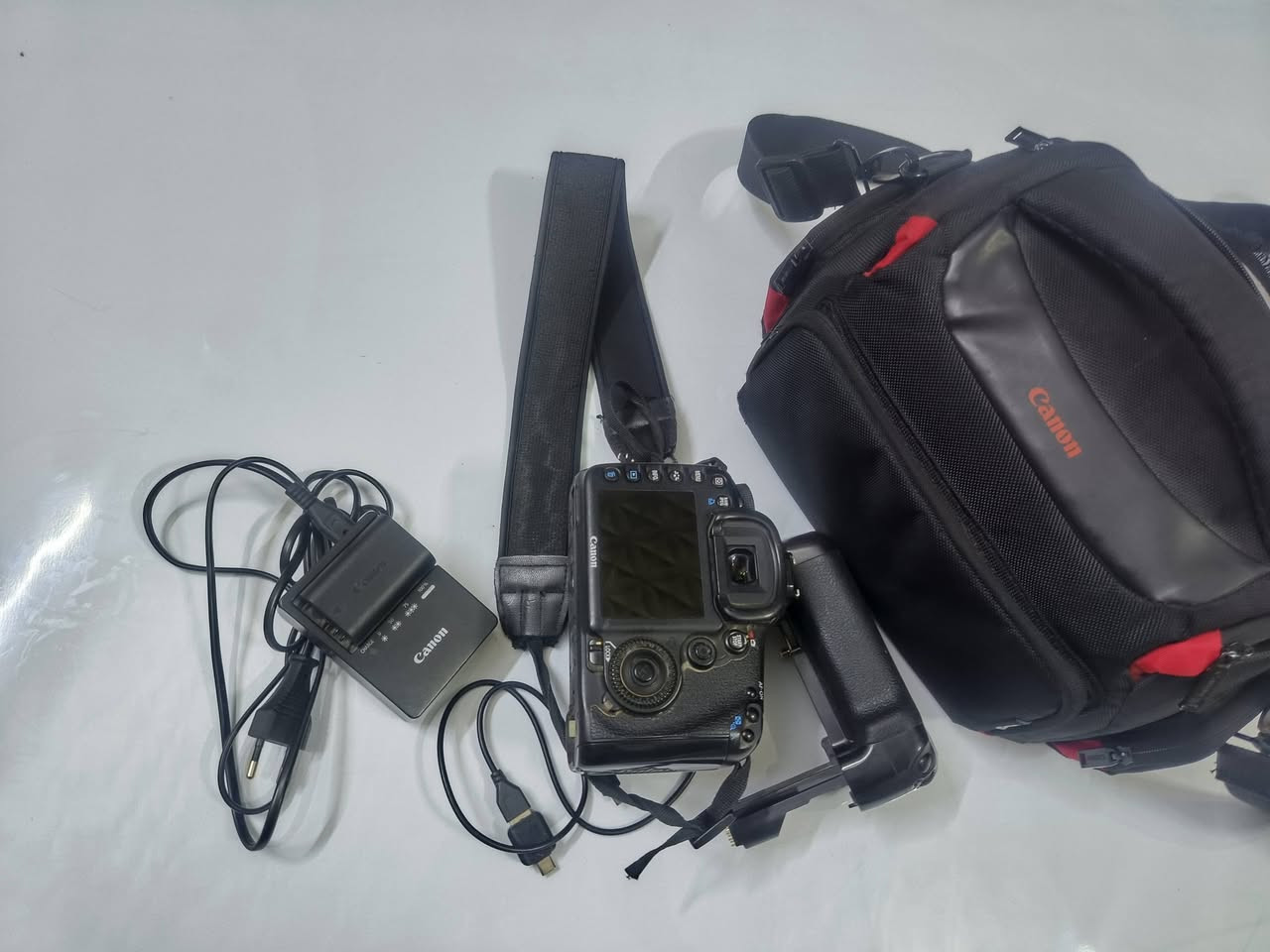 كاميرا كانون دي 7 مارك1 استخدام جداً قليل ونضيفه جداً جداً 95٪
غراضه
2جنطة كاميرا 
كرب للكاميرا + دبل بطارية 
3- شاحنة الاصلية للكاميرا
السعر مناسب خاص 
رقمي : ***********
        ***********
 رقم الاسيا واتساب ومفتوح
