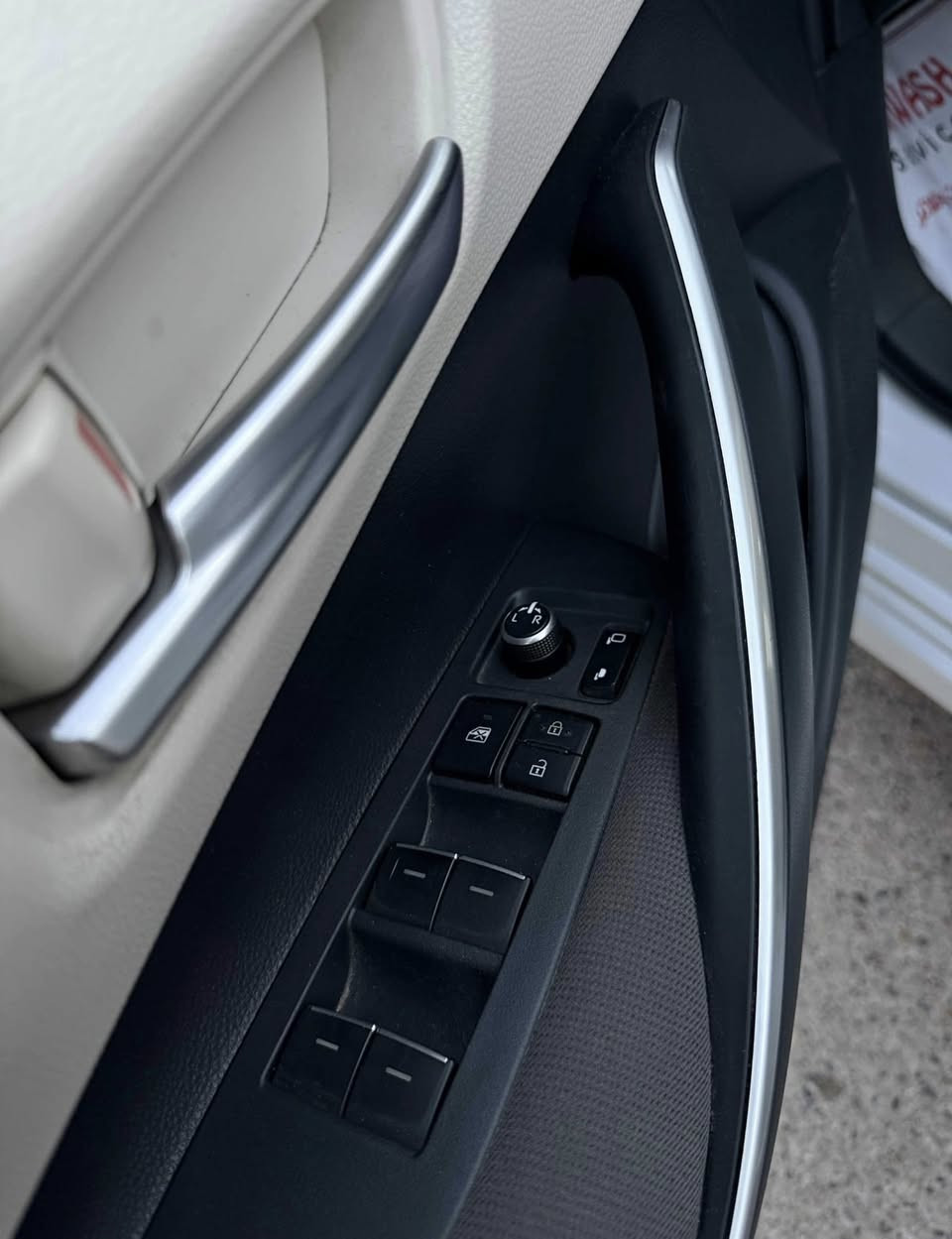 السلام عليكم تويوتا كورلا 2023 خليجي (SAS ساز) ام الضمان 
رقم بغداد باسمي 
فول مواصفات 1/1  GLI 
حجم المحرك 1800 بانزين
دخول ذكي بصمة تشغيل بصمة 
فتحة سقف سلايت  
دشبول ديجيتل  
تبريد قطعتين 
كشاف لايت لد 
مرآة داخلية عاكسة 
حساس امامي خلفي 
مري شفط
اشاير مري 
تبريد شاشة 
دخل ابيض 
لايت اوتو يصعد وينزل
جام 4 اوتو 
شاشة اصلية ابل كار بلي 
فول واحد ع واحد لسيارة ع ايد وحدة من الزيرو لحد الان 
مكفولة كفالة عامة بيها بس بارد بل جاملغ امامي 4 اصابع بارد غيرها مكفولة كفالة عامة وبيها كم شخط بل دعامية بسيطات السيارة ماشية 48 الف كيلو متر هزه جديدة رقم جديد ومكان السيارة بغداد البنوك للاستفسار : ***********
