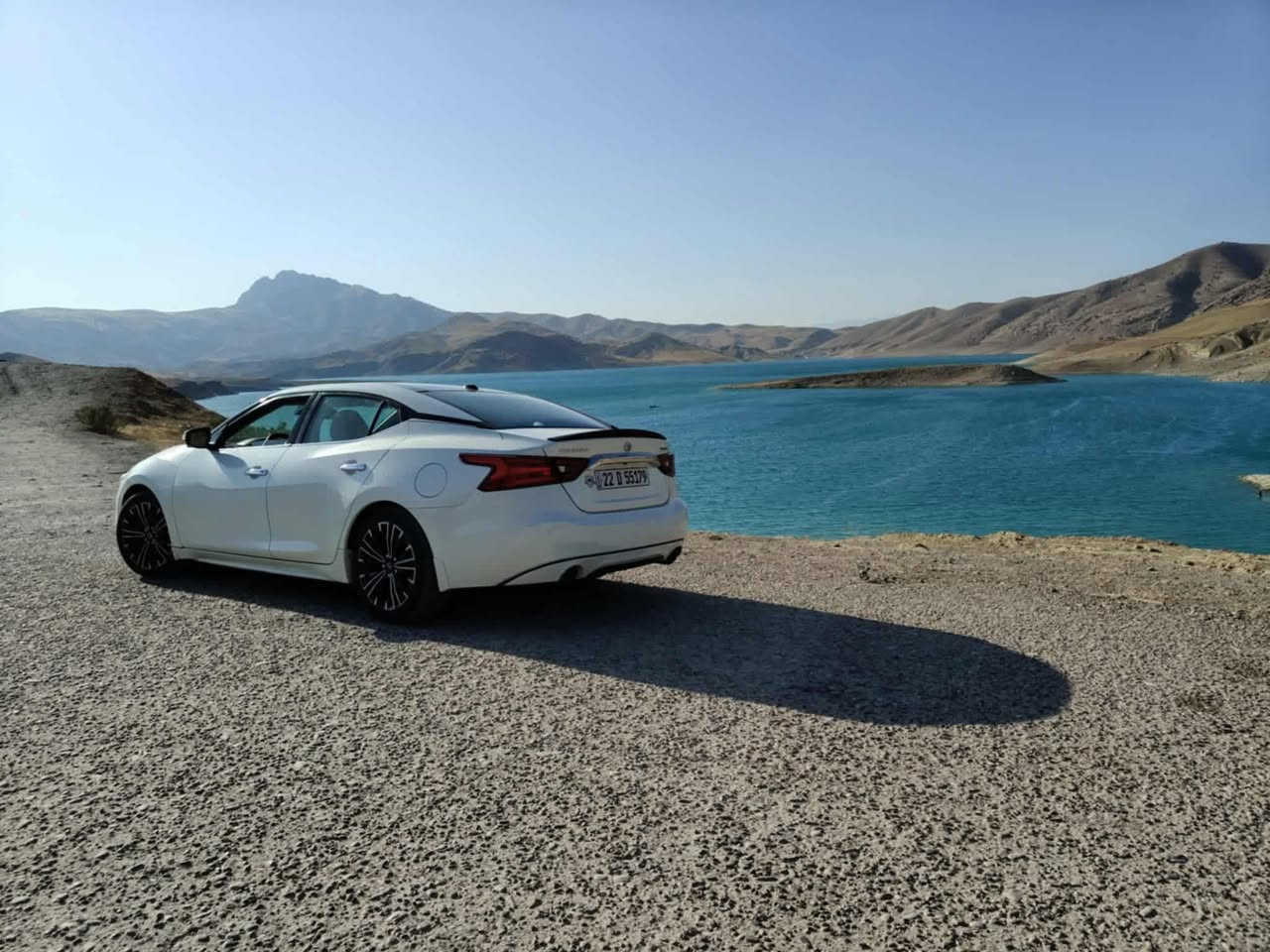 السلام عليكم ورحمة الله
نيسان مكسيما ( 2017 Platinum Edition )

أبيض صدفي 

السيارة أعلى فئة 

  ابرز المواصفات :

- محرك (V6/3.5L) 300hp 

- ناقل حركة من نوع Xtronic CVT

    - نظام صوتي 11 سماعة من Bose 

- فتحة سقف بنورامية 

- مقاعد جلد مع تسخين وتكييف مقاعد امامية 

- تحكم كهربائي للمقاعد الامامية

- تسخين مقود مع تحكم كهربائي 

- تسهيل دخول وخروج السائق 

- دخول ذكي للأبواب الامامية 

- تشغيل عن بعد 

- ستارة خلفية كهربائية 

- اضاءة اسفل الدوس الخارجية 

- اضاءة امامية LED مع الضوء العالي

- مستشعر مطر 

-  تعتيم auto-dimming لمرآة السائق والوسطية

- Apple CarPlay

- رادار أمامي مع مثبت سرعة تفاعلي بخاصية فرملة طوارئ 

- نقطة عمياء 

- نزول المرآة عند الرجوع للخلف 

- رادارات خلفية (عند الرجوع للخلف (خدمة الركن أو الخروج من موقف)، النظام ينبهك إذا يوجد سيارة تقترب من الجانبين الخلفيين باستخدام حساسات خلفية / رادارات.

- حساسات امامي خلفي

- نظام كامرات 360 درجة (امامي،خلفي،جانبي)

- ماوس تحكم بالشاشة

- ذاكرة مقعد السائق عدد 2 

وبقية المواصفات المعروفة

التواصل ع رقم هاتف ☎️/‭٠٧٨٢ ١٤١ ٧٤٩٦‬/واتساب +اتصال
