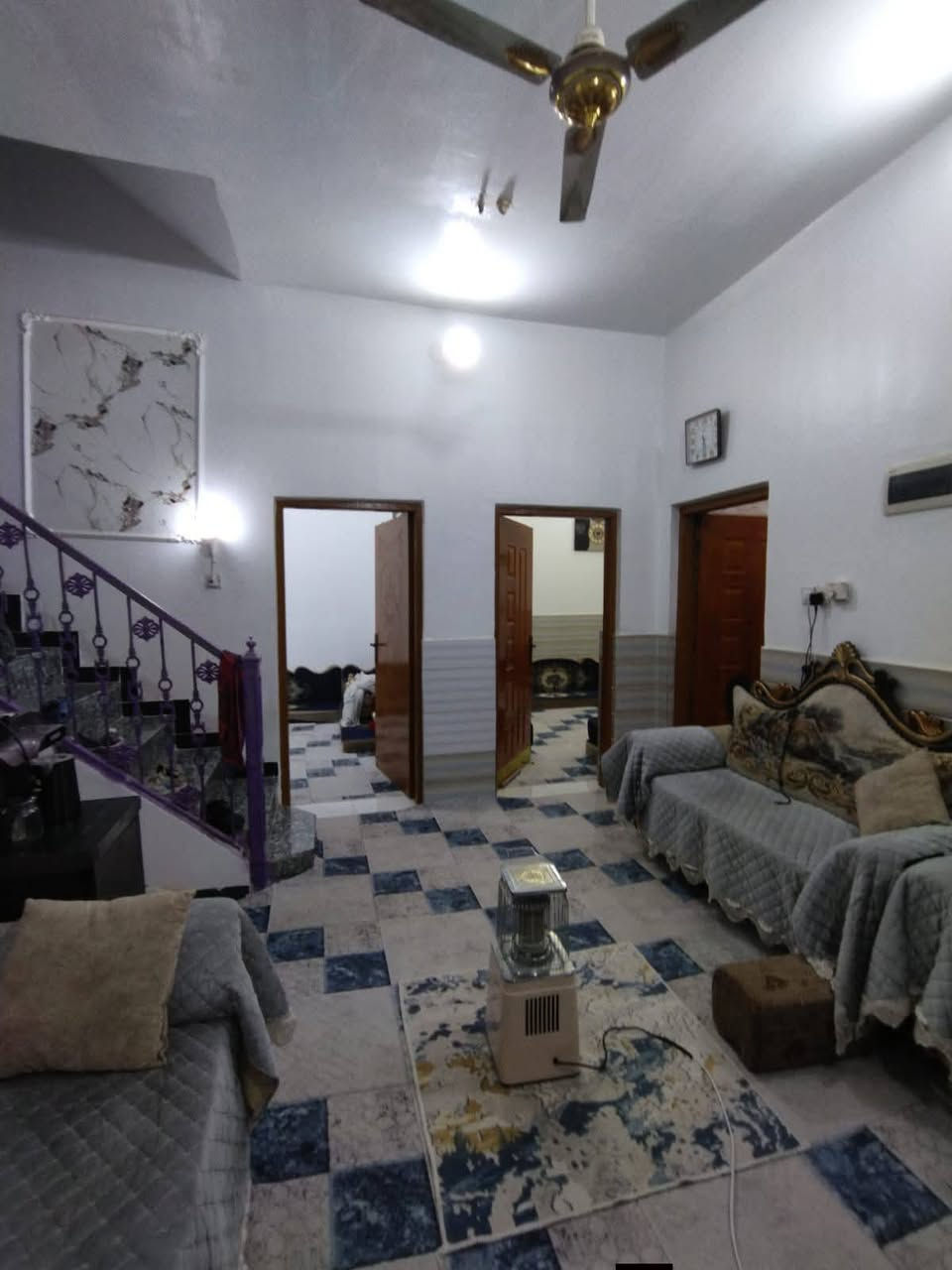 يوجد لدينا دار سكن للبيع ١٢٠م امامي طابقين بناء حديث مسلح على ساحه قرب شارع ابو صادق الوكيل حي الشهداء السعر ١٨٠مليون مع المجال للاستفسار الاتصال على الرقم ***********
