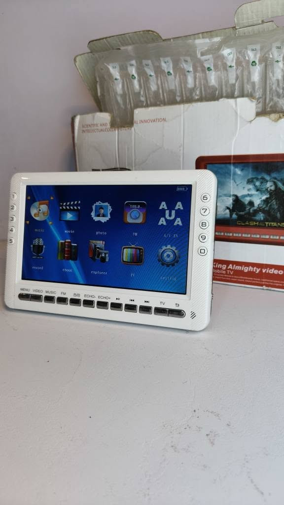 MOBILE TV 🎞
شاشة LCD 
جودتها HD 
تحتوي على راديو 
و TV ومشغل فيديو وموسيقى وعارض صور وقارئ كتب صوتية وتسجيل صوت 
تدعم ال pal و NTSC  
بيها منافذ av in و av out  و منفذ mic ومنفذ USB و TF CARD 
بيها سماعة وتشتغل عالشحن بطارية داخلية 
يجي معاها الكارتون مالها بس تعبان وكيبل شحن وفيش ثلاثية لل AV 
السعر 45 ألف ✨
متوفر توصيل كافة المحافظات


**إذا كنت صاحب هذا الإعلان وتريد حذفه لأي سبب، رجاءا أرسل رسالة إلى الدعم الفني**