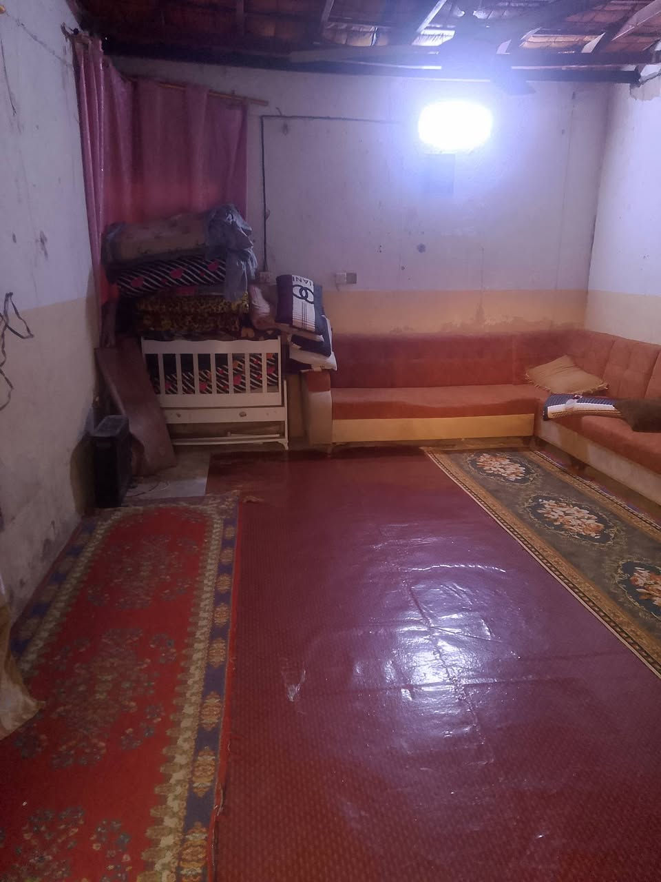 سلام عليكم البيع بيت ركن مكانه نهايت حي عرار مساحته 200متر تبليط كدامه يحتوي على غرفه ومطبخ وهول سكفه زين بي محل ركن حديقه جبيره سعره 12وبي مجال لاستفسار رقم ‏‪0788 112 4939‬‏
