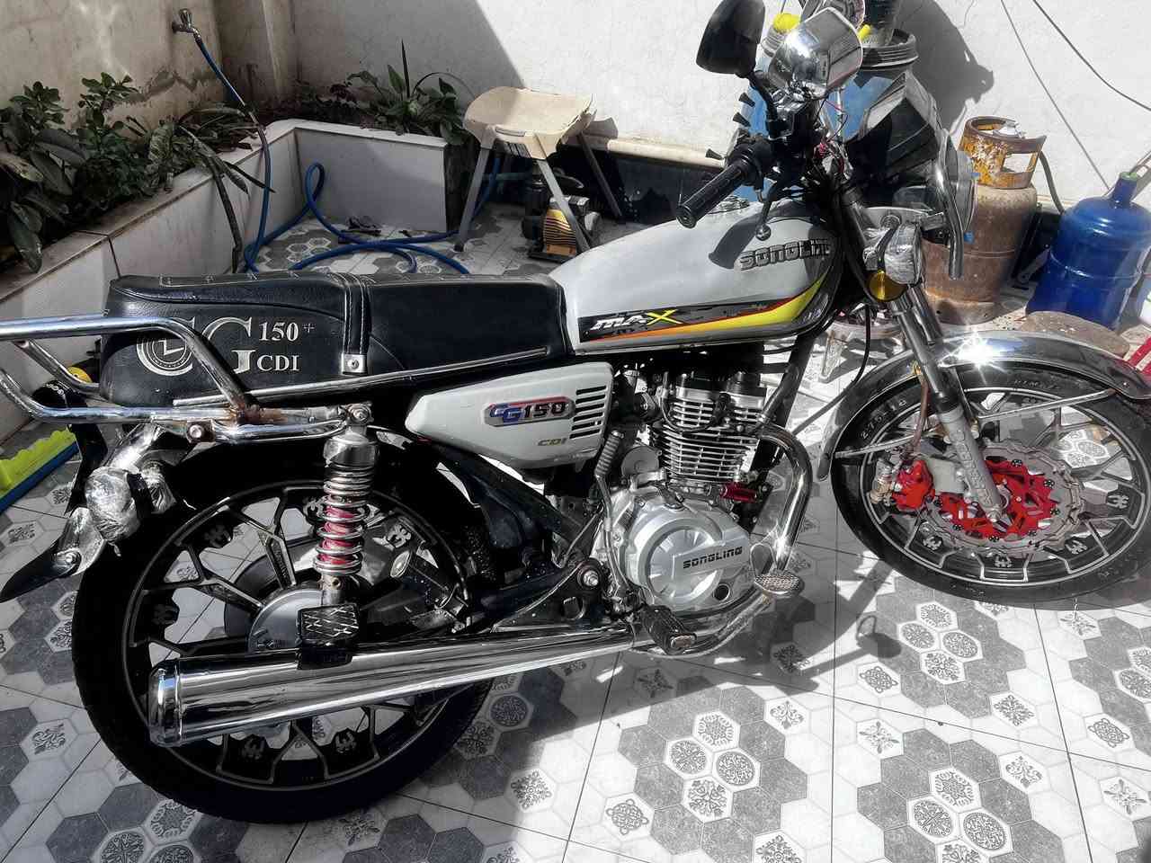 سيفان مديل ٢٤ انضف من ال٢٥ شغال بصمه سلف ريمون سويج دراجة نضافه فول ما متعوبة شلعه معدل كفاله كهربائيات فول نضافه الباخره يترجملي بي ورقة رقم شاسي الدراجة مداريها بكلشي صوتها حلو مو عالي (ملاحضه مبدلة دشبول وبيعه طيه خفيفة ما مبينه بالتاني مال بانزين ماريد أسويها وأغش احد بيعه يم الصناعه ب٣ دينار ينفخها)
للتواصل خاص وواتساب 
الرقم ***********
السعر ٦٩٠ وبيهه مجال حك جيه 
الماعاجبه السعر يرفع الزحمه لا تعلق ولا تدخل خاص
