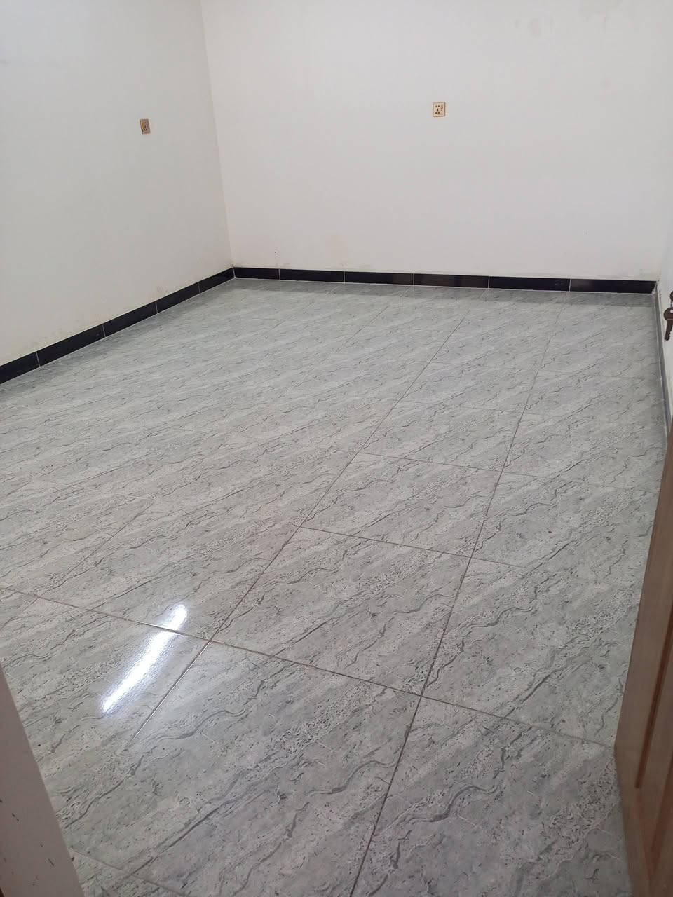 بيت للأيجار طابق ثاني صاله وغرفه كبيرة ومطبخ وخدمات
العنوان السيديه شارع الصناعه
للاتصال***********
