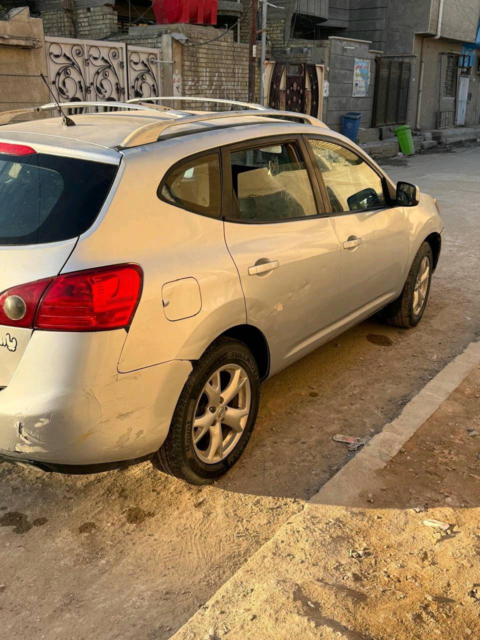 السيارة معروضة للبيع من نوع نيسان روج، لونها فضي. تحتاج إلى بعض التصليحات في الهيكل الخارجي مثل الصبغ والمعجون في بعض المناطق. الداخلية نظيفة والمقصورة بحالة جيدة. السيارة مناسبة للمدينة ولمن لديه القدرة على إتمام التصليحات اللازمة.