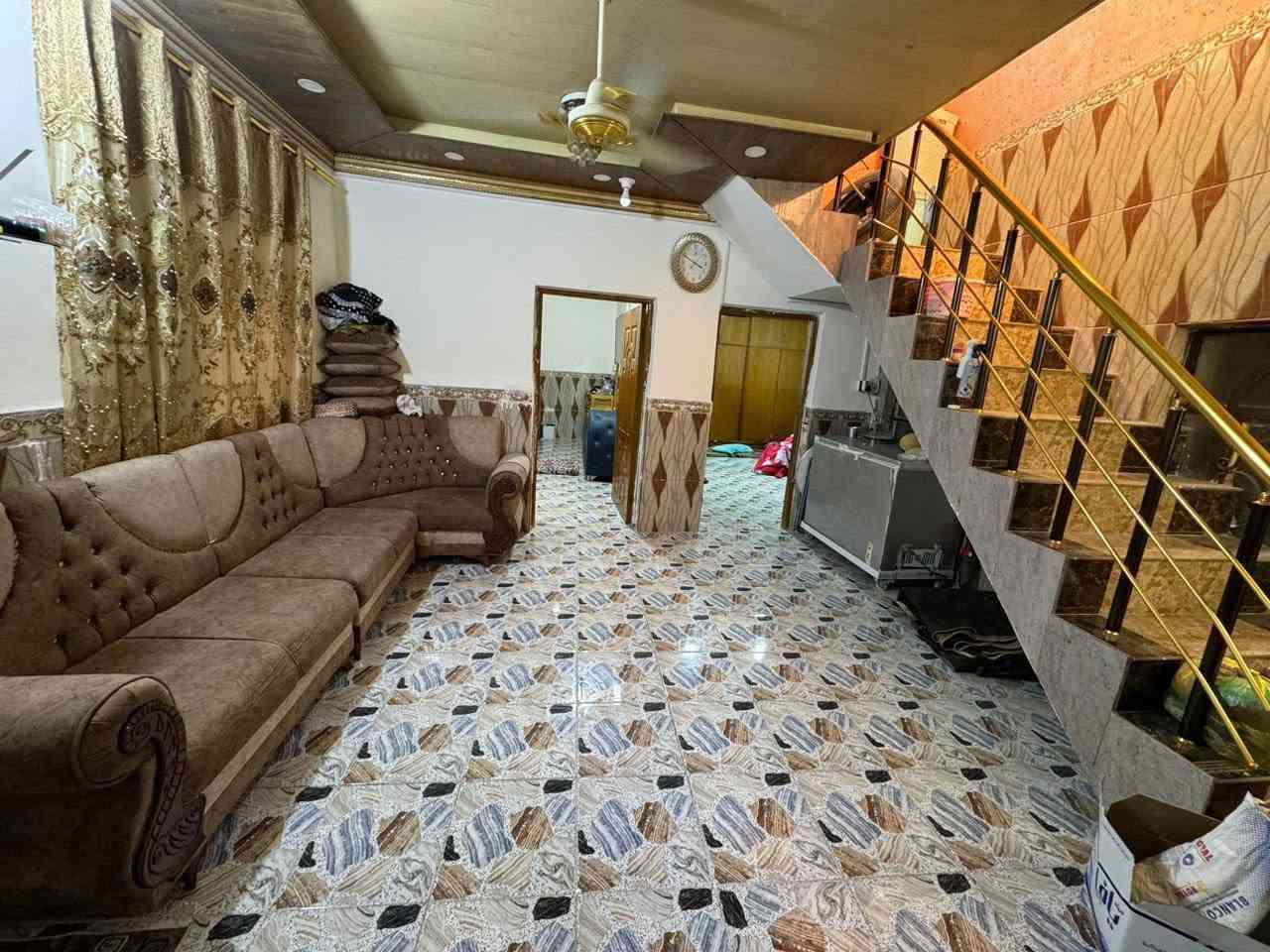بيت في شارع المطار قرب جوهرة العرب قريب ع الشارع والشارع الي بصفه كله تبليط
مساحته160م يحتوي عله استقبال وصاله ومطبخ حار وبارد وغرفتين جوه وحديقه واسعه والطابق الثاني سويت كامل صاله وغرفه مساحته7x4 
وحمام البيت كله سقف ثانوي وسيراميك وكاشي بورسلين
*********** واتساب فقط 
***********
