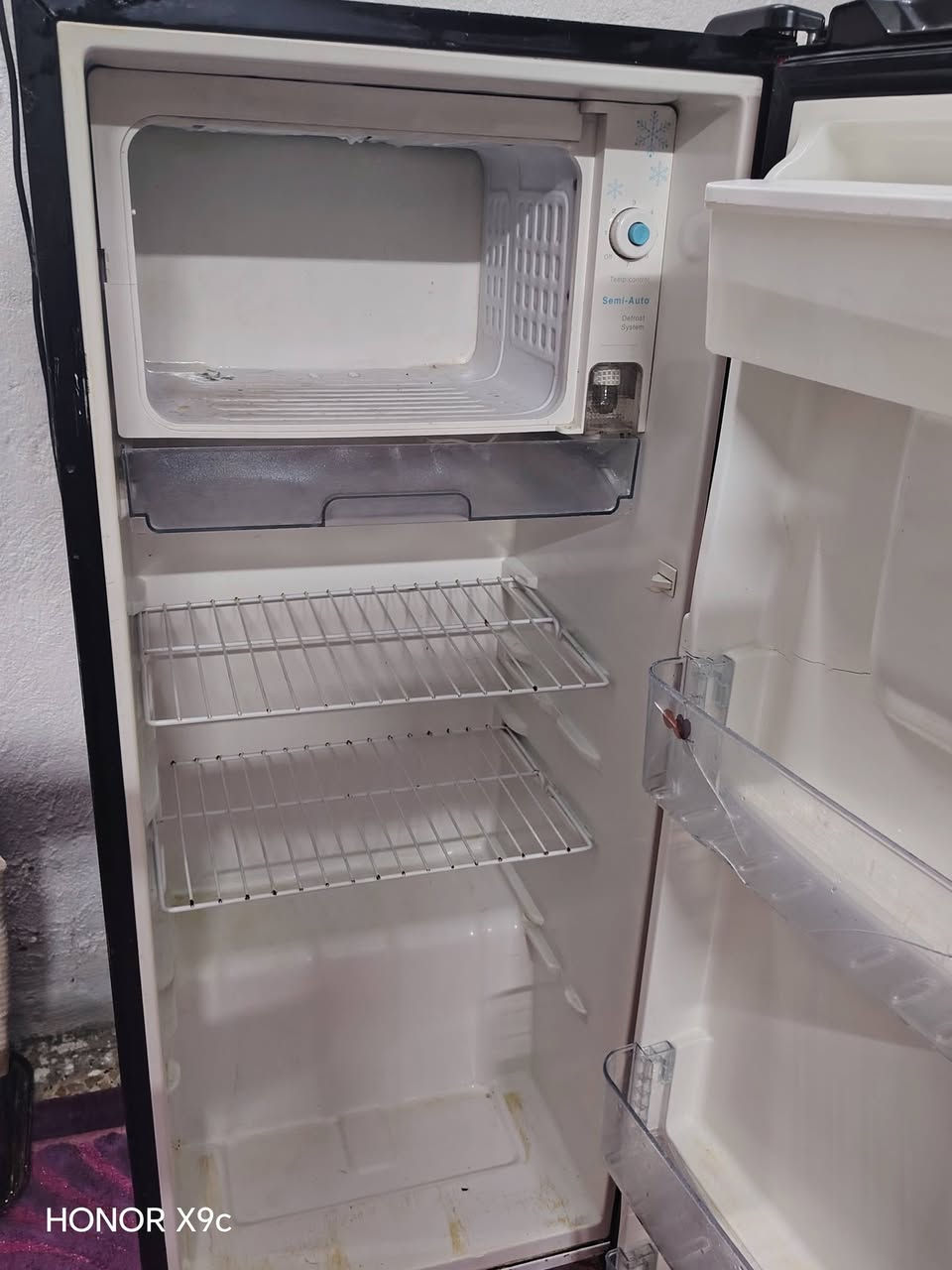 السلام عليكم عندي ثلاجه للبيع نضافته موضحه بالصور بيها براد ابو اللتر السعر ب١٠٠وبيها مجال للشراي فقط تجميدها ١٠٠ /١٠٠ الرقم للأستفسار ***********
