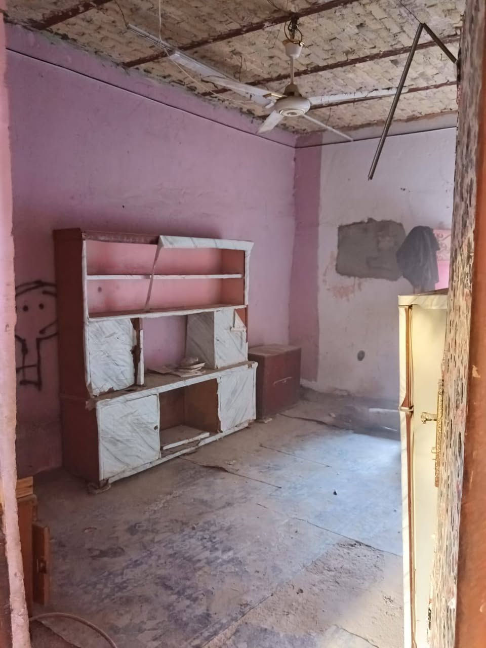 سلام عليكم بيت البيع في المعقل حطين يحتوي على غرفتين وصاله وديوان كبير كل غرفه 5×4 وصاله 7×3 وديوان 10×4 +وبيت زغير وره وبي غرفه و حديقه كبيره السعر 25 وبي مجال رقم الهاتف *********** هاذا وتساب فقط وهاذا شريحه ***********
