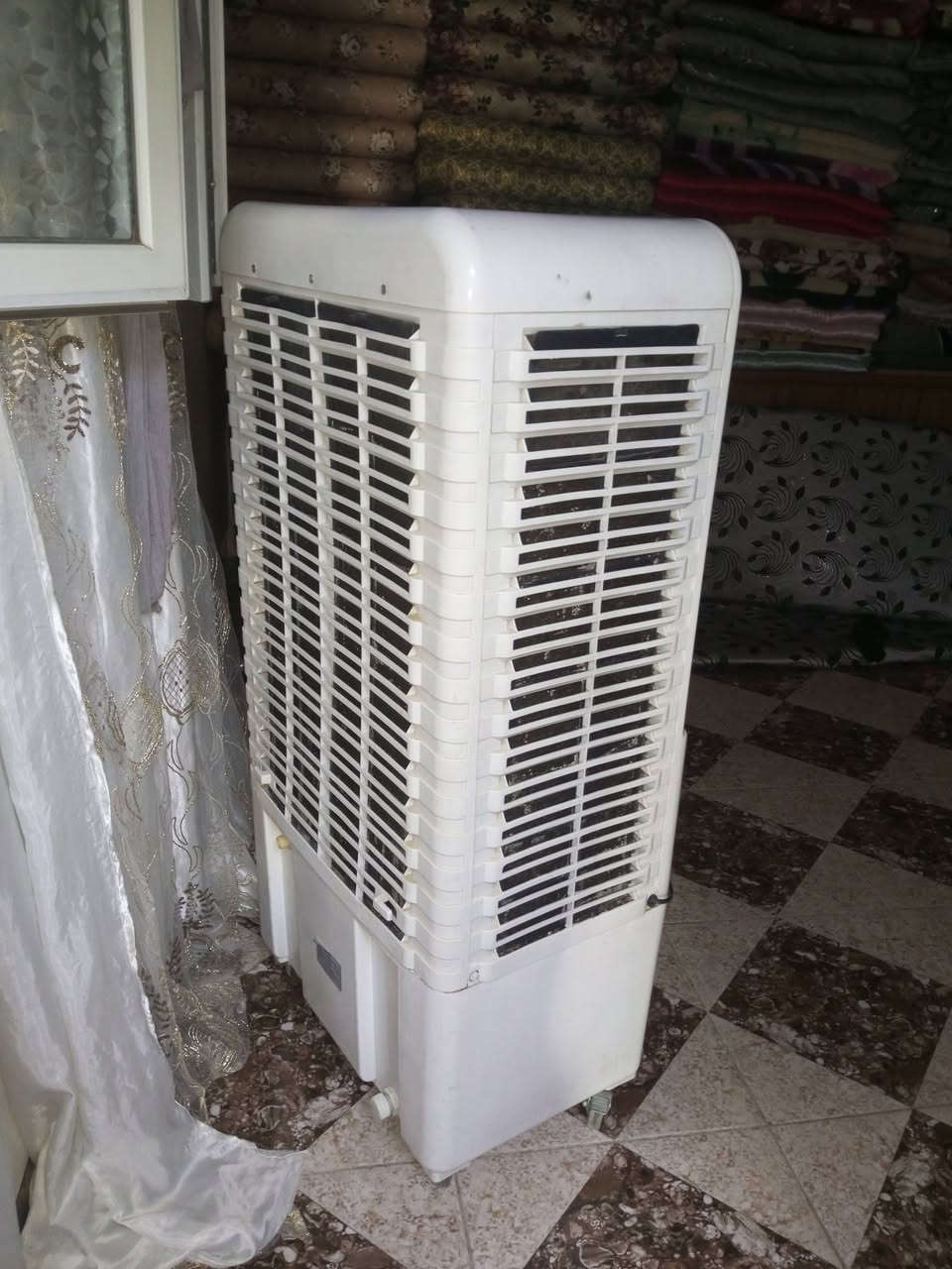 السلام عليكم
مبردة للبيع نوعيتها جنرال وتشتغل 3 سرع وهواها حيل زين وبوخة نهائيا ما بيها والمبردة نضيفة شخط ما بيها والسعر 125 الف وبيها مجال شي بسيط وللتواصل الاتصال على رقم الهاتف ***********
