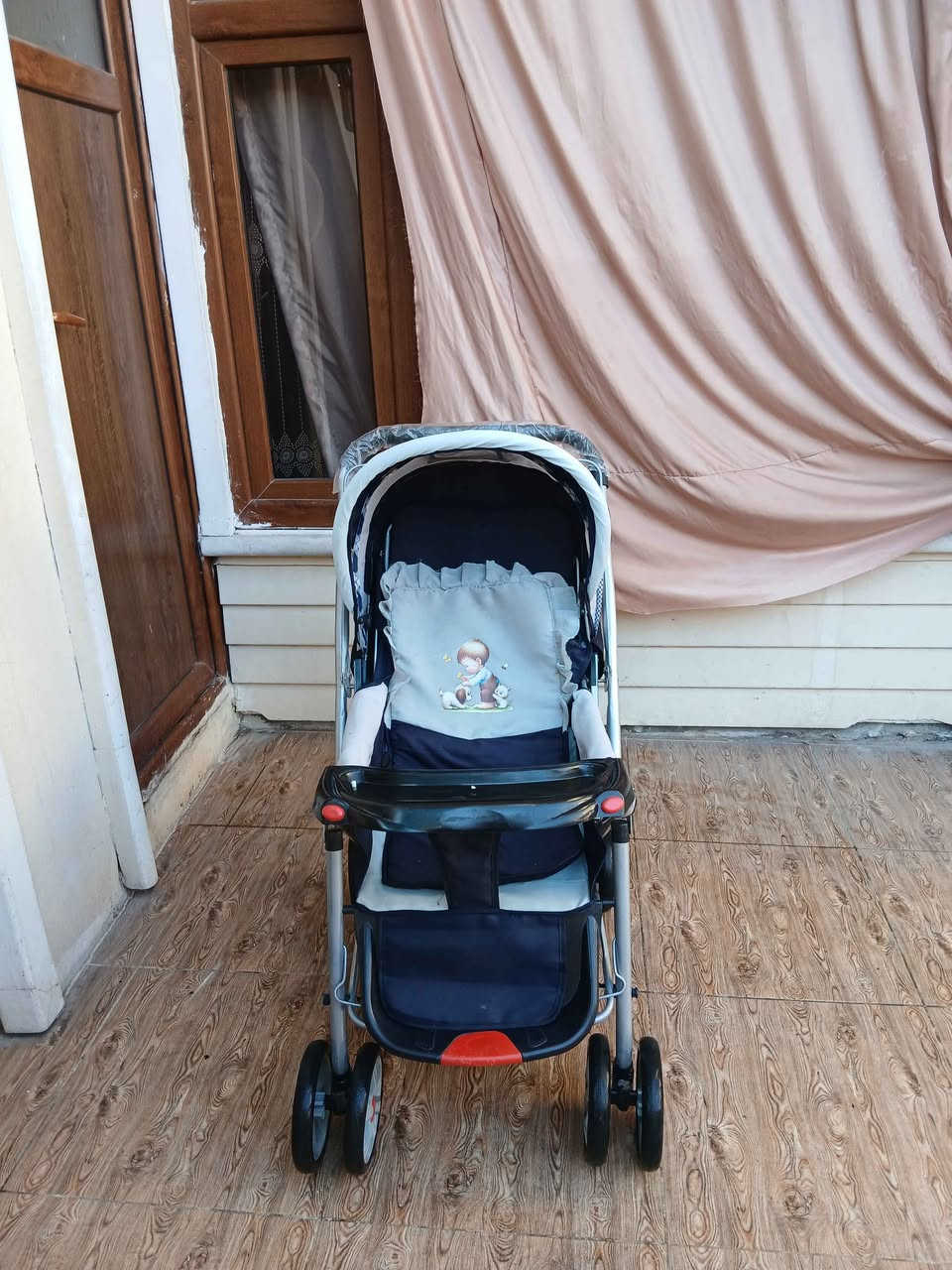 عارەبانەی مناڵ تازە تازەیە ، لایلۆنەکەی پێوەیە ، حەجم گەورەیە و تایە گەورەیە ، کامل مواسەفاتە بەردەم و مێزی پێوەیە ، کورسیەکەی تەواو تەختەکرێ بۆخەوتن ، شوێن قاچەکەی بەرز دەبێتەوە ، دەسکەکەی یەتەپێشەوە ڕوت لەمناڵەکە بێت، تایە و 
بچوک ئەکرێتەوە بۆناوسەیارە و بۆگواستنەوە
ئیستۆپی مەزبوتە ، ژێری پێوەیە بۆشت هەڵگرتن 
خاوەنەکەی 95 هەزاری پێداوە
سعری ئێستای زۆر گونجاوەو سعری 45هەزارە 
سلێمانی ، گەیاندن هەیە*********** السليمانية, العراق
