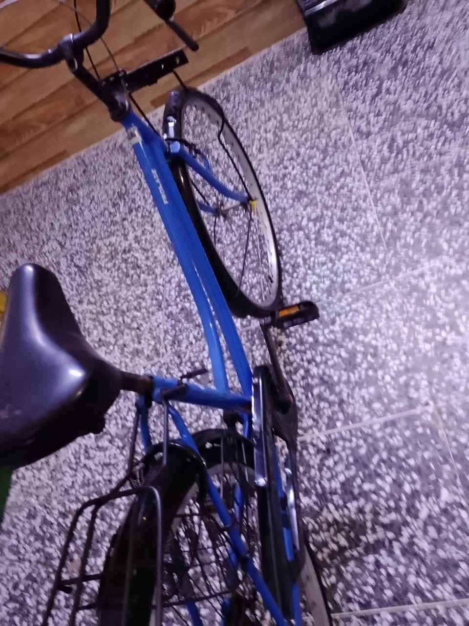 السلام عليكم بايسكل حجم 26 بايسكل نظيف نظافه 100% بايسكل بناتي مكان بغداد البلديات سعر سعر 100 وبي مجال رقم الهاتف ***********
