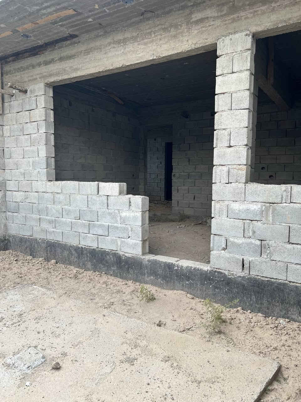 السلام عليكم يوجد بيت للبيع المساحة 200 بيت مابقي شي ويكمل طابقين و6 غرف نوم ومطبخ حار وبارد واستقبال بيت خريطة كلش حلوه بالعافيه على الياخذه السعر 110 وكاملة معاملة وطالعين عليه كشف هم تبليط ومي وكهرباء كامل الخدمات رقم الأهاتف ***********. تقاطع القدس خلف جامعة الرافدين
