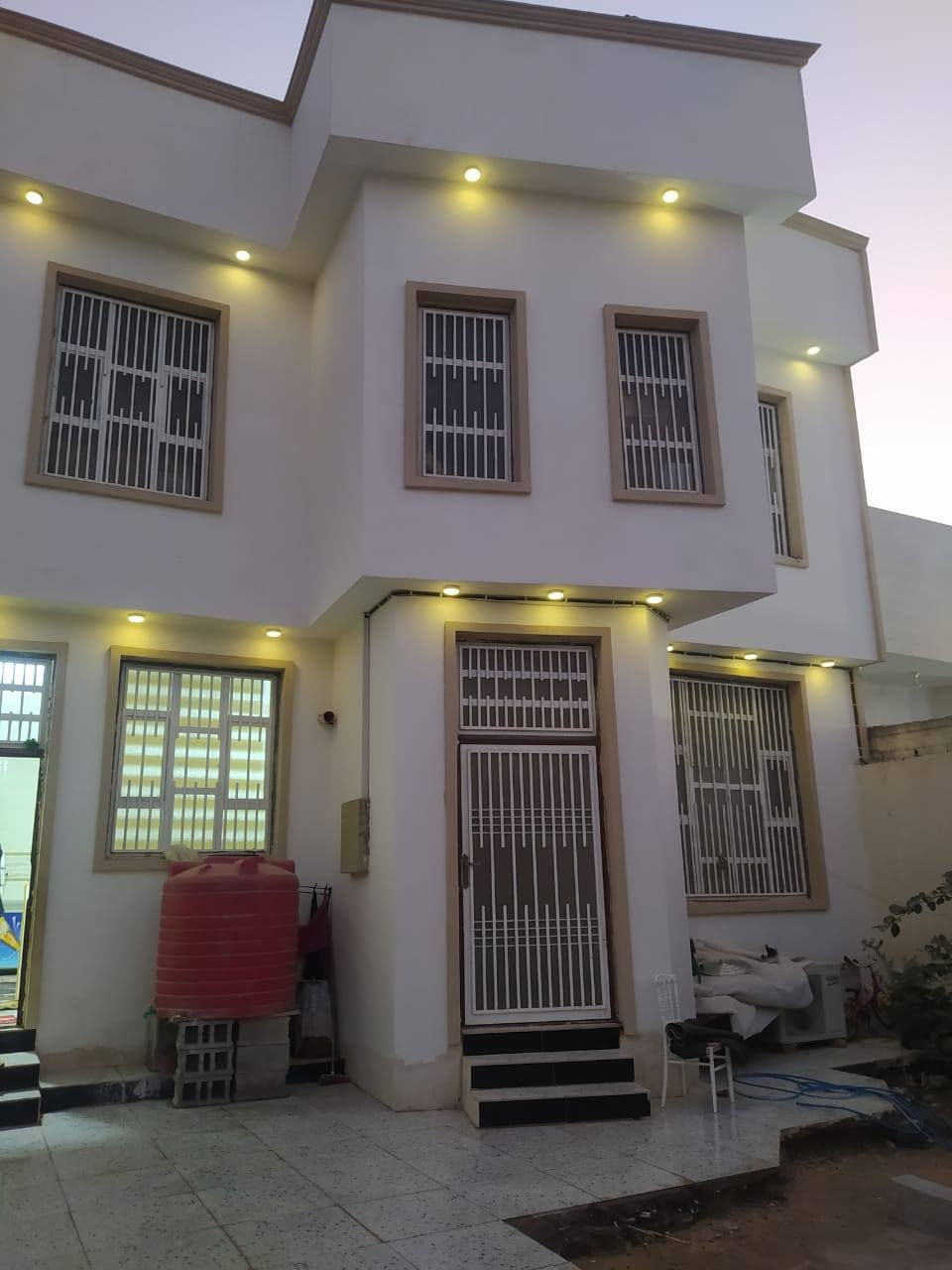 بسم الله الرحمن الرحيم يتوفر لدينا بيت للبيع طابو زراعي عراقي البيت قاطين يتكون من 4 غرف النوم وديوان وصاله فوك وصاله جوه وكراج مساحة 300 عنوان البصرة ابو الخصيب حمدان قريب مستوصف حمدان شارع 10 متر ماء كهرباء سعر 220 وبيه مجال ***********.  ***********
