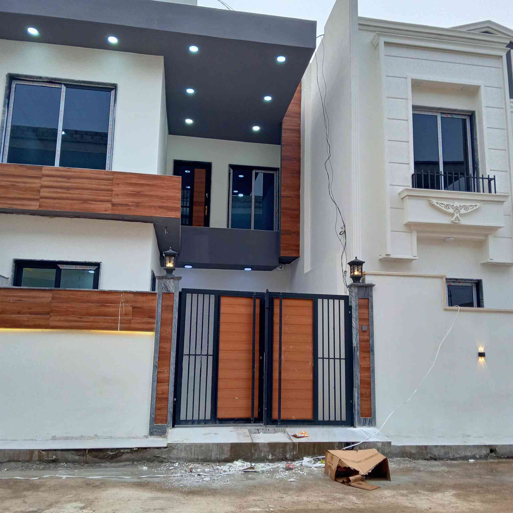 عروض مكتب انوار الخير
دار للبييع حي الملاين الولى
قرب جامع صواف
زراعي بستان ملك صرف 
مساحه١٥٠ متر
طابقيين  يحتوي على استقبال ومطبخ و ٥ غرف نوم وهولين
وصحيات دار  زيرو استلام فوري
خدمات كامله ماء كهرباء تبليط
عنوان المكتب بعد تقاطع العريان
مقابل الكمرك  مجاور غسل شرقي
***********
*********** ابوعمران
*********** ابواحمد
