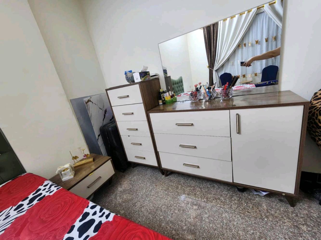 مساءالخير على الجميع عندي غراض مالت بيت كامل كلهن نظيفات وقليل الاستعمال 
غرفة نوم تركية من هوم الحسيني سعرهة650بيه مجال بسيط
قنفات 2كبار 6مقاعد شغل نجار توصاه سعرهن350 طباخ 4عيون مصري فريش نظيف كولش قياس60*60 سعره 125 جرابي عدد 2ام النفر الوحدة ب75استخدام قليل كاونتر مترتين وربع مرمر بيه ملحق سعره350 براد دنكا نظيف كولش الشبح وبيه ثلاجة سعره125 مرجوحة عش 65بدون فراش فراش جديد غير مستخدم نفر سعره35 ميز تواليت 45  بلازما حجم46سعره125