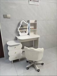 ميز مرايه • غير مستخدم • بدون كرسي