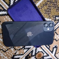 ايفون ١١ عادي. ذاكره ١٢٨ بطاريه ٨٢ بل حاسبه تقرا ٨٦ كلشي ما مبدلل جهاز...